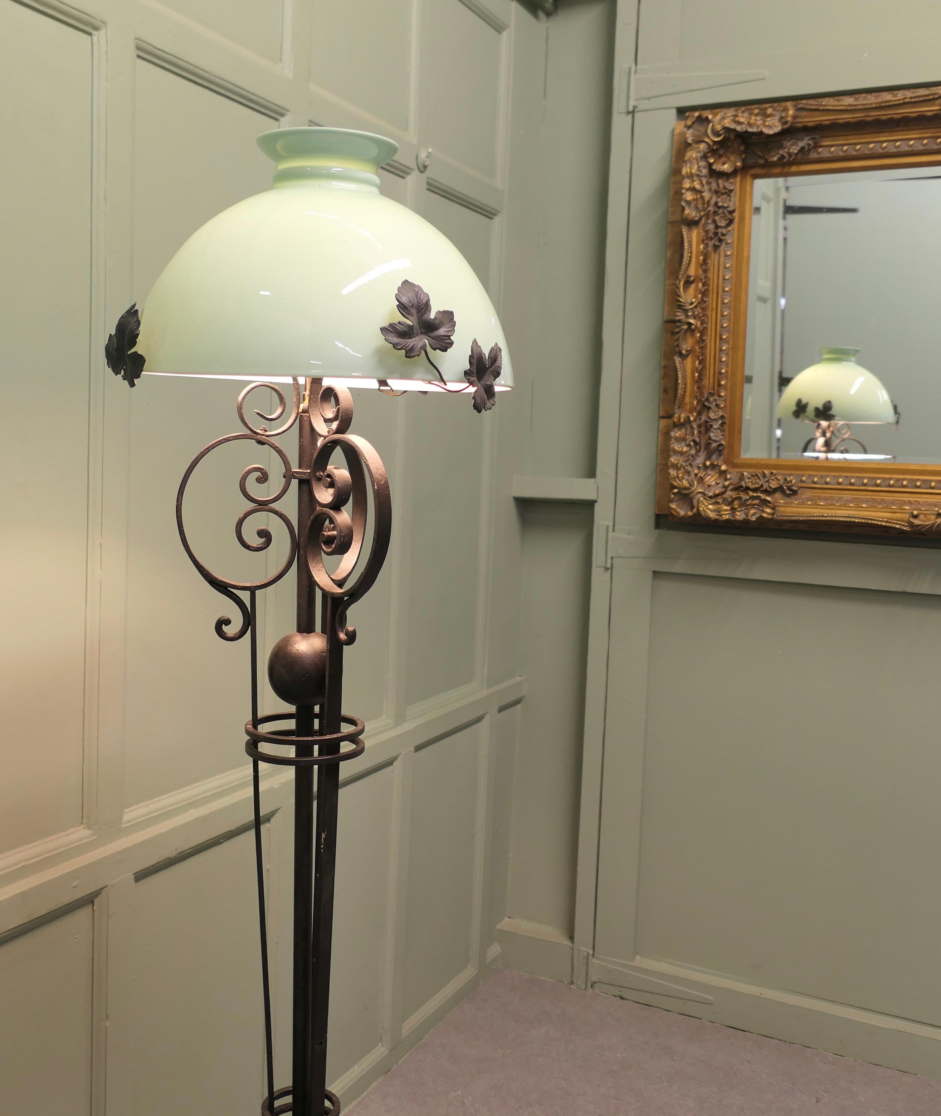 Arts and Crafts Lampadaire décoratif en fer forgé en vente