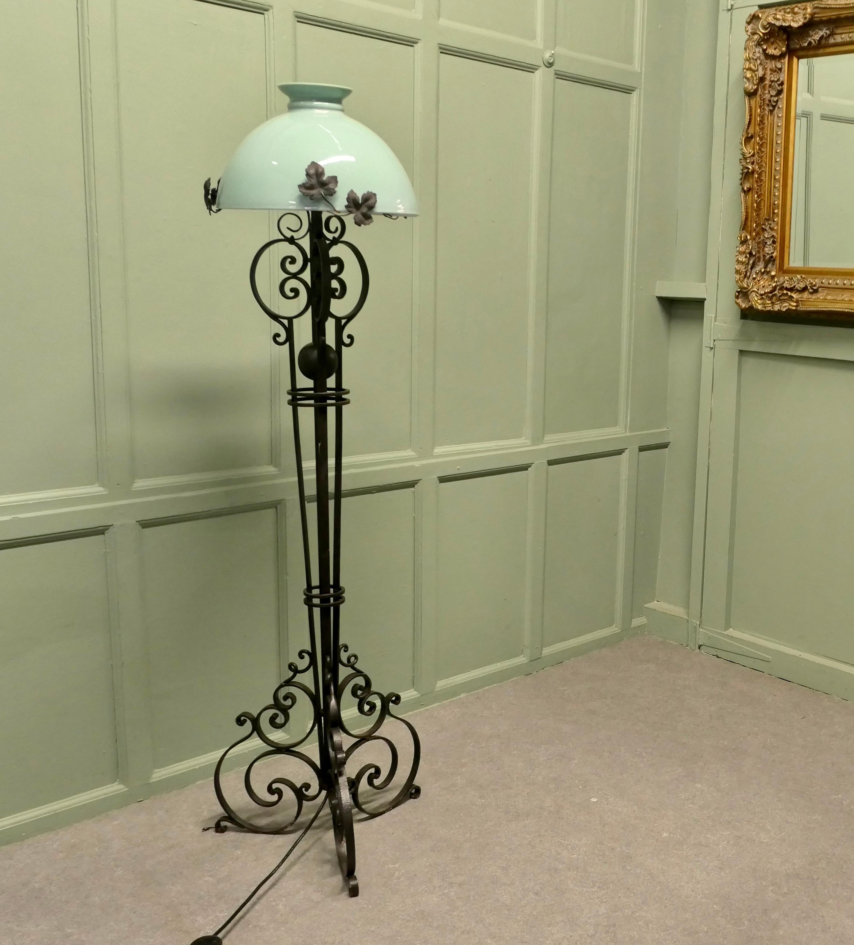 Lampadaire décoratif en fer forgé Bon état - En vente à Godshill, Isle of Wight