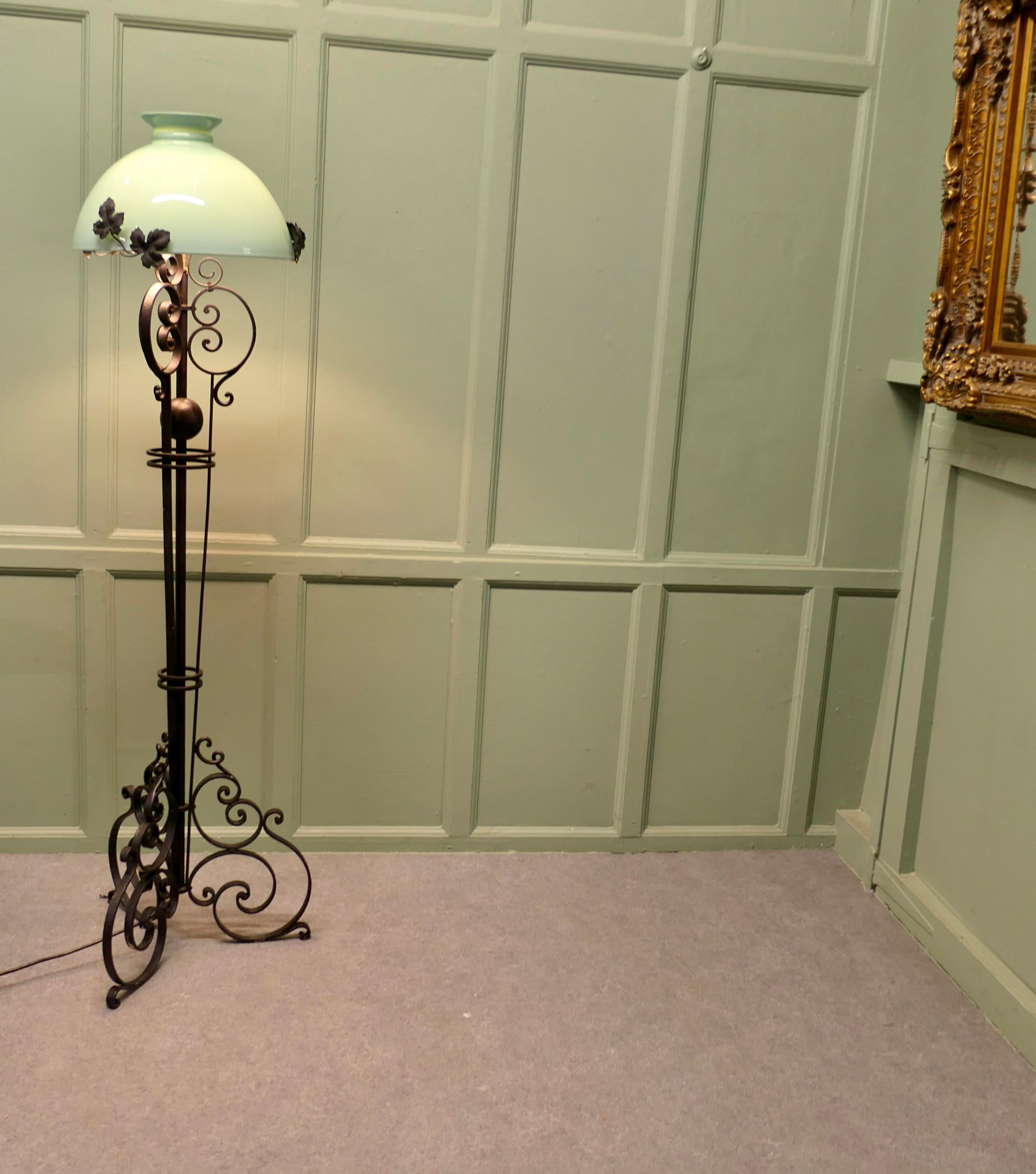 Début du 20ème siècle Lampadaire décoratif en fer forgé en vente