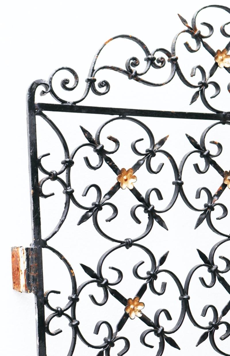 Une porte piétonne en fer forgé très décorative et inhabituelle.

Dimensions supplémentaires

Pour une ouverture d'environ 72 cm.