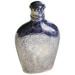 Flacon à alcool en argent victorien gravé de façon décorative:: Hilliard & Thomason 1861