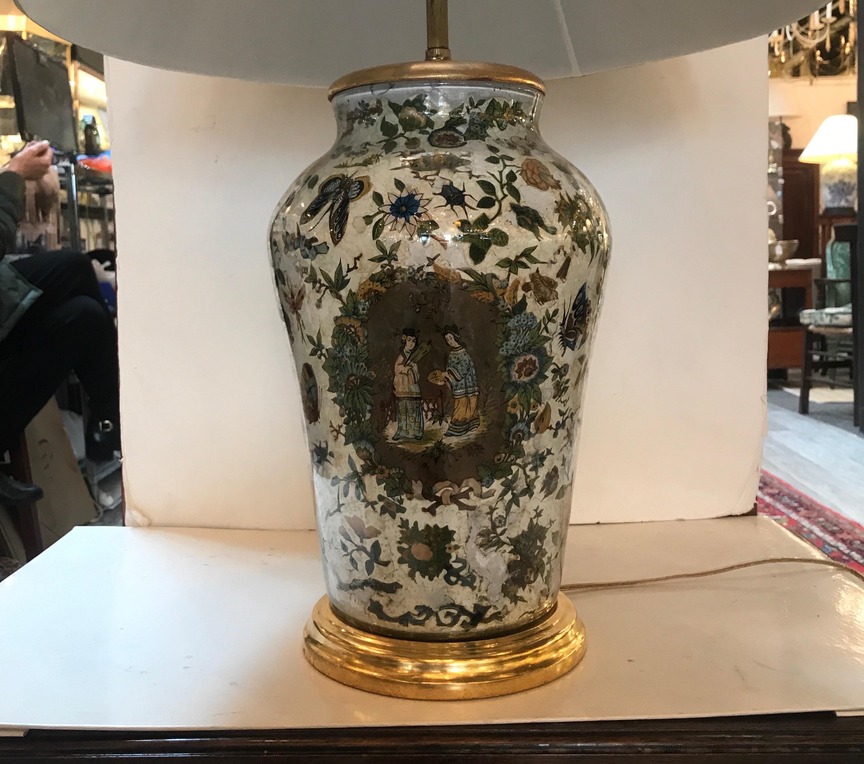 Elegante und detailreiche Lampe in Form eines Tempels mit handgefertigter Decoupage und versilbertem églomisé-Dekor auf der Innenseite. Die Fassungen sind aus echtem Blattgold auf Holz. Ein asiatisches Thema mit Figuren und einem Blumen- und