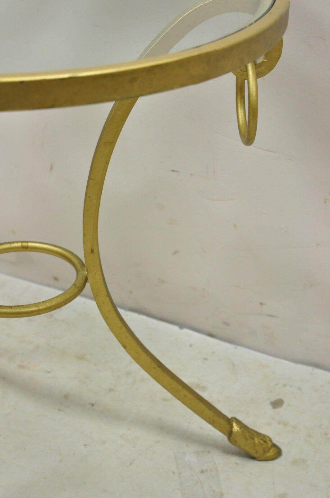 Dekorateur Goldfarbener italienischer Beistelltisch im neoklassischen Stil mit Huffuß im Angebot 4