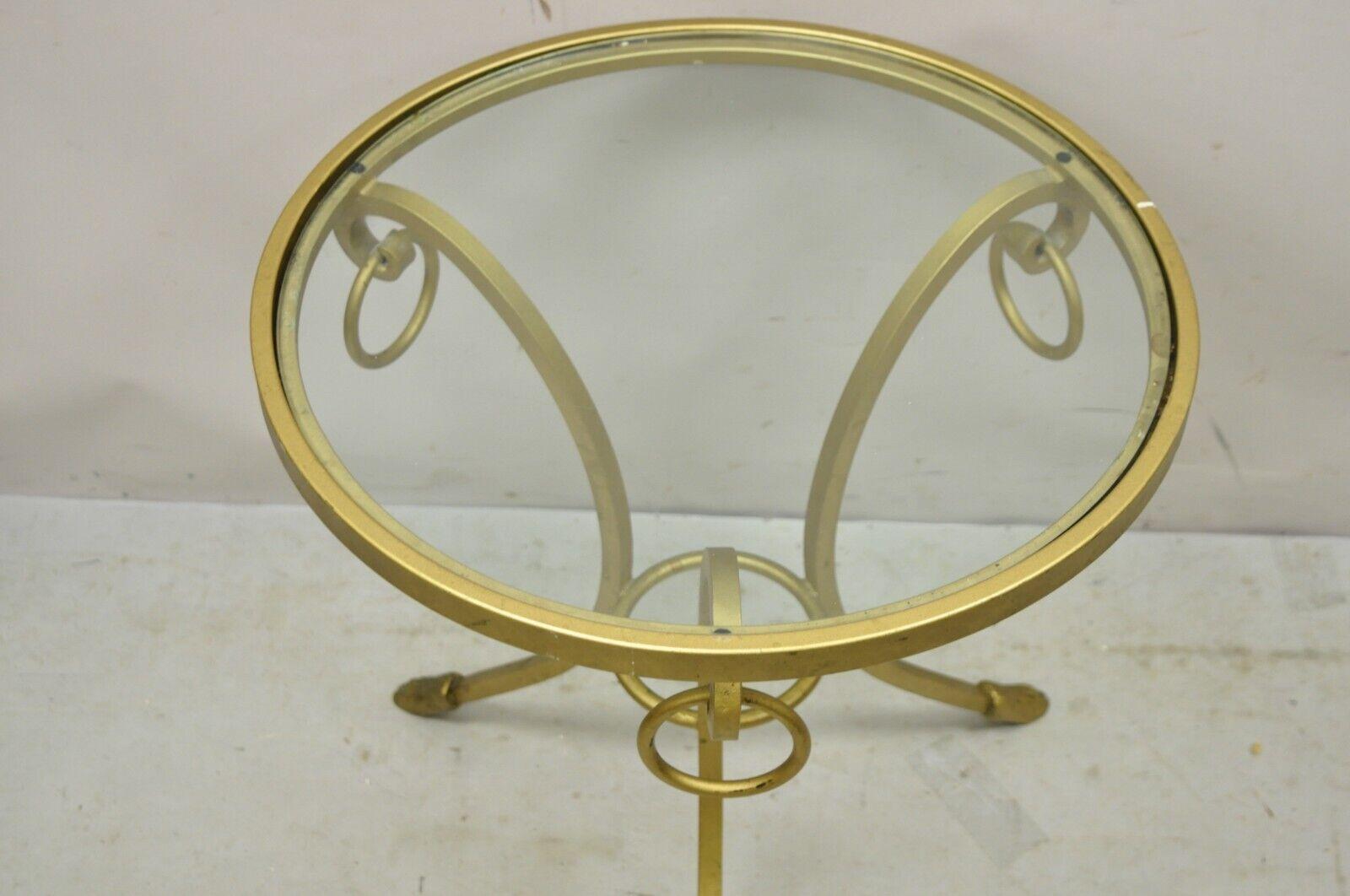 Dekorateur Goldfarbener italienischer Beistelltisch im neoklassischen Stil mit Huffuß (Neoklassisch) im Angebot