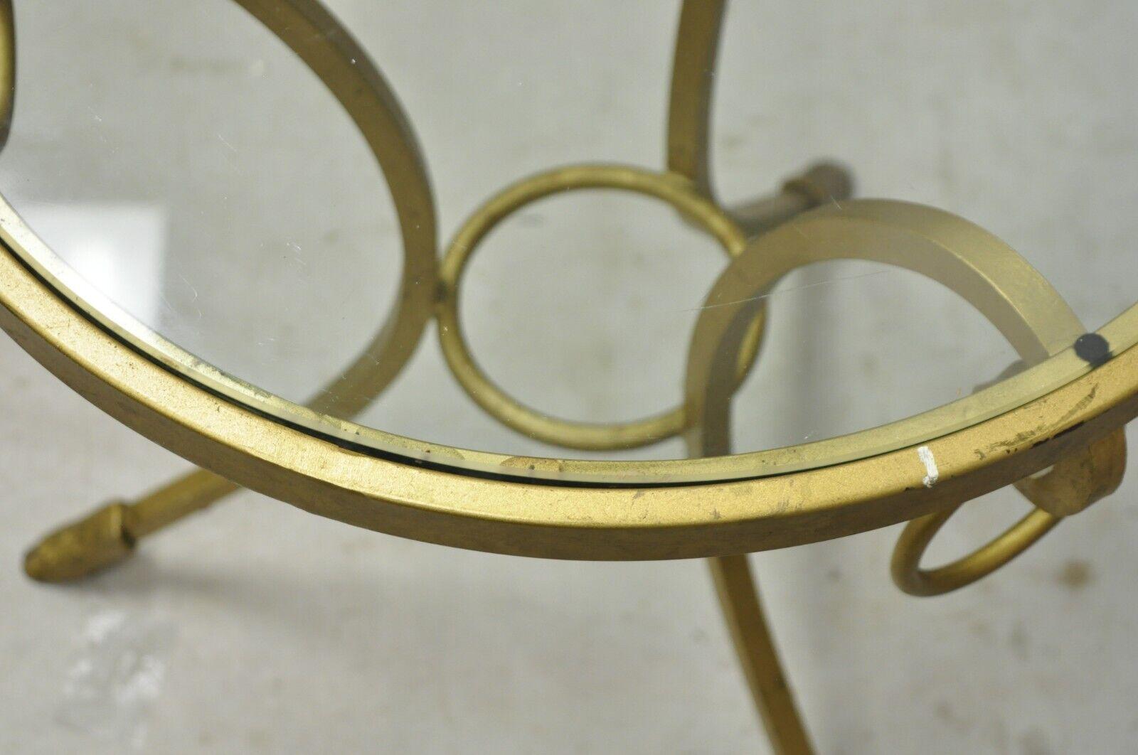 Dekorateur Goldfarbener italienischer Beistelltisch im neoklassischen Stil mit Huffuß im Angebot 1