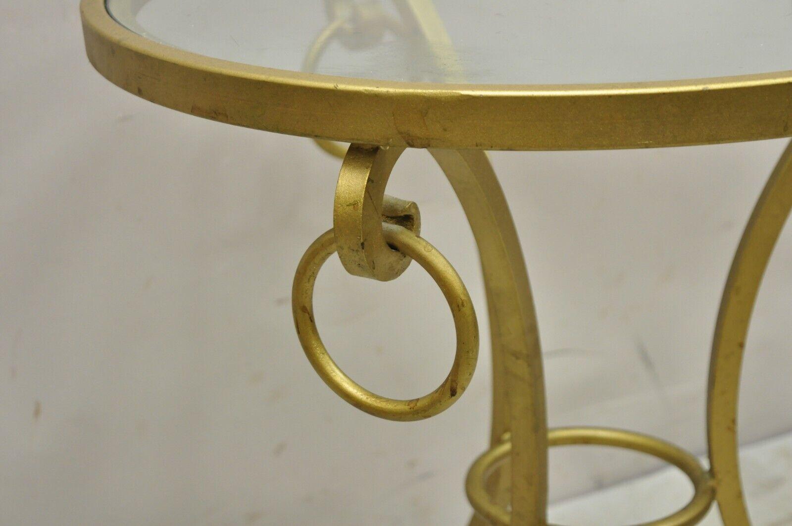 Dekorateur Goldfarbener italienischer Beistelltisch im neoklassischen Stil mit Huffuß im Angebot 3