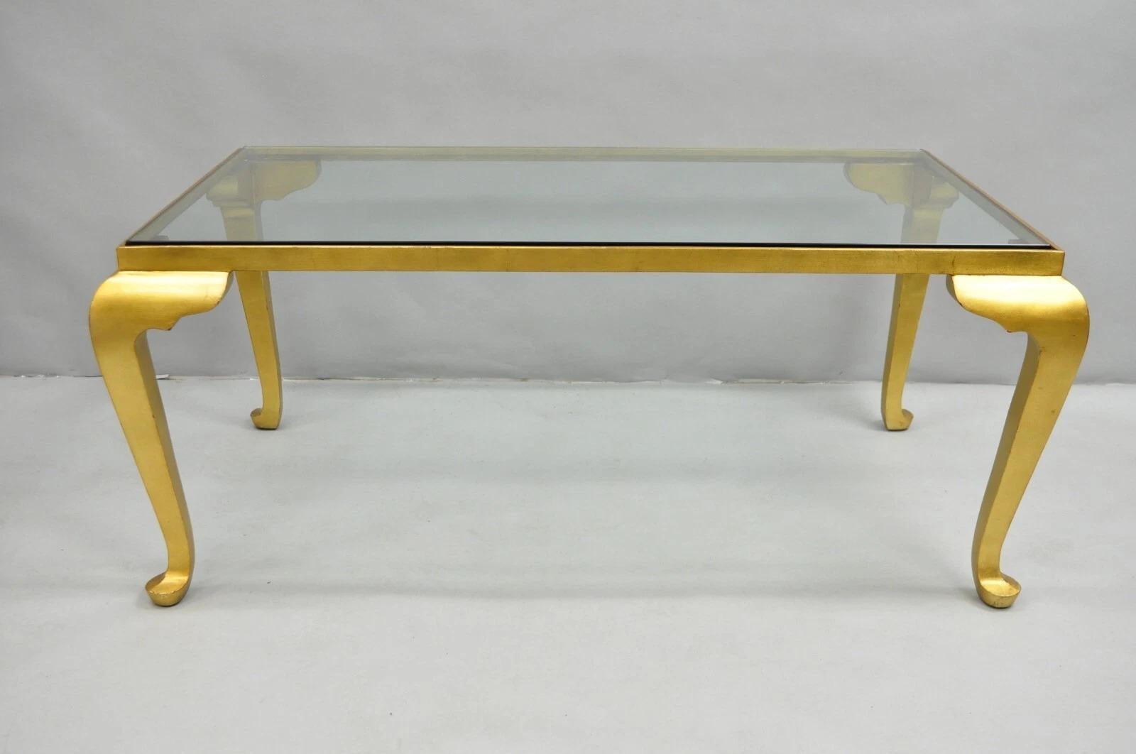 Table basse rectangulaire en fer doré et métal à cabriole et plateau en verre, décoratrice italienne Hollywood Regency. Circa Late 20th Century. Dimensions : 19,5