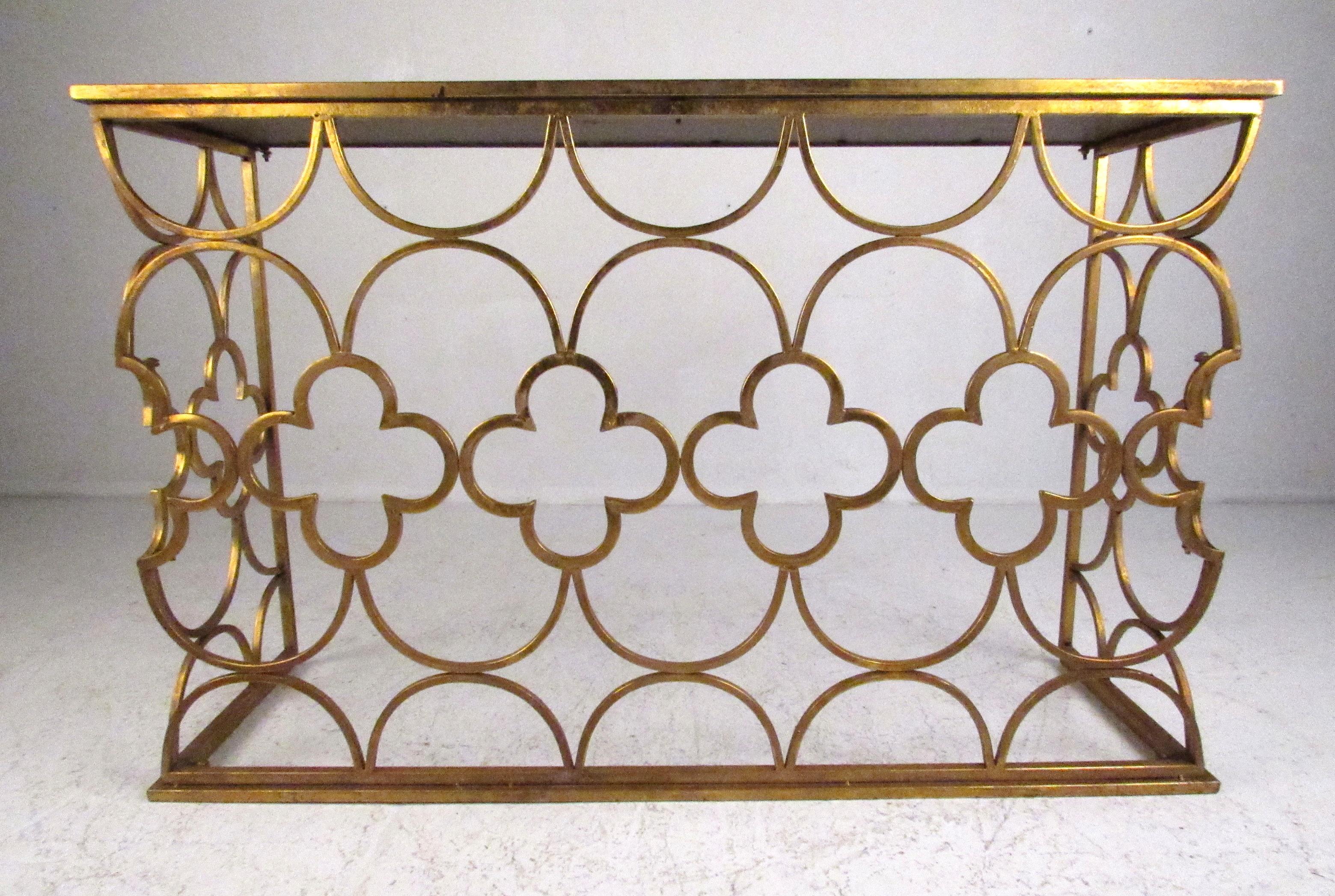 Table console de style décorateur contemporain en métal doré avec dessus en miroir biseauté. Veuillez confirmer la localisation de l'article (NY ou NJ) auprès du revendeur.