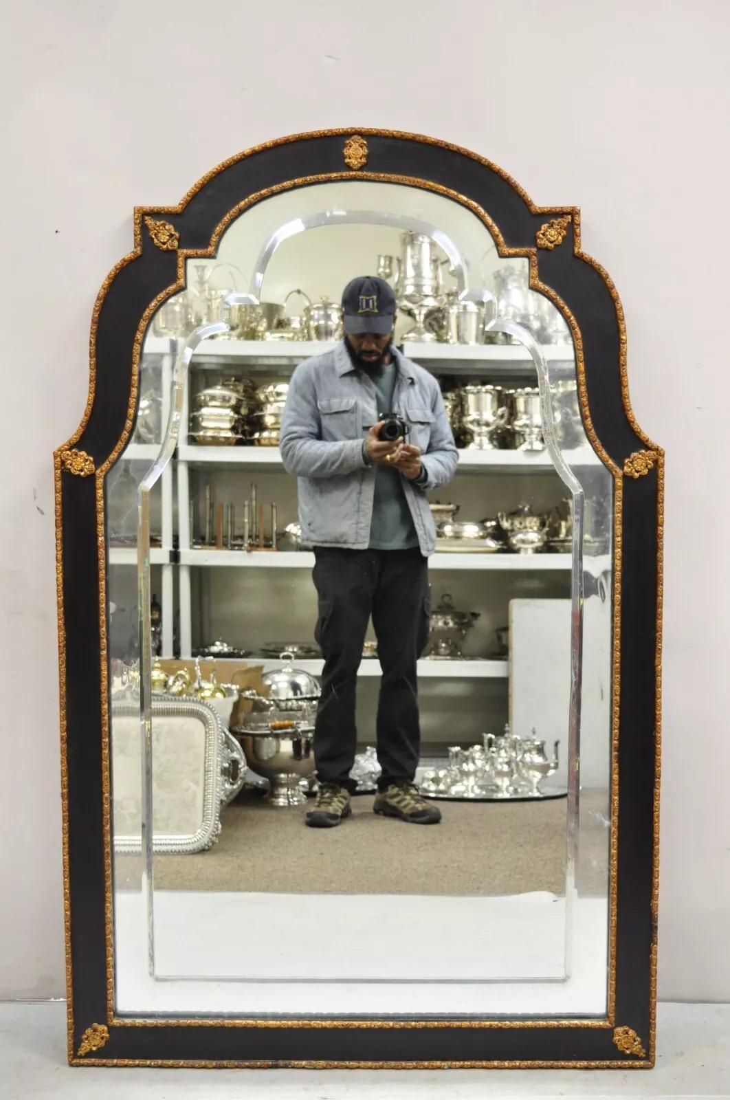 Miroir Décoratif Vénitien Style Chinoiserie Noir et Or Grand Cadre en Bois Trumeau. Circa 21st Century, Preowned. Dimensions : 59,5