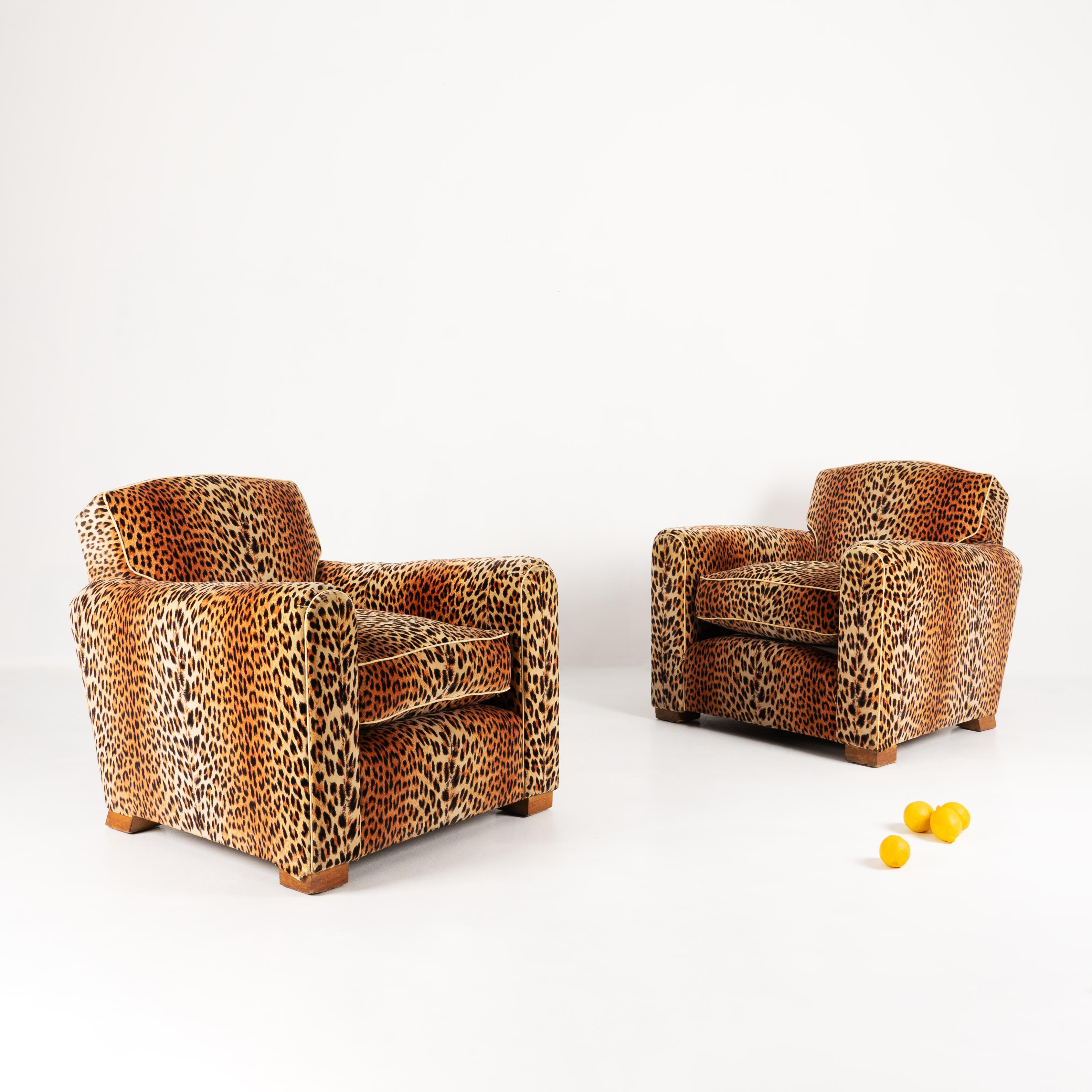 Lavoro da decoratore
Coppia di poltrone Leopard
Pezzo unico realizzato a mano, circa 1930
Gambe e struttura in legno di quercia, molle, schiuma e tessuto in cotone a imitazione Leopardo
Altezza 76 x Larghezza 78 x Profondità 81 cm
Condit report: