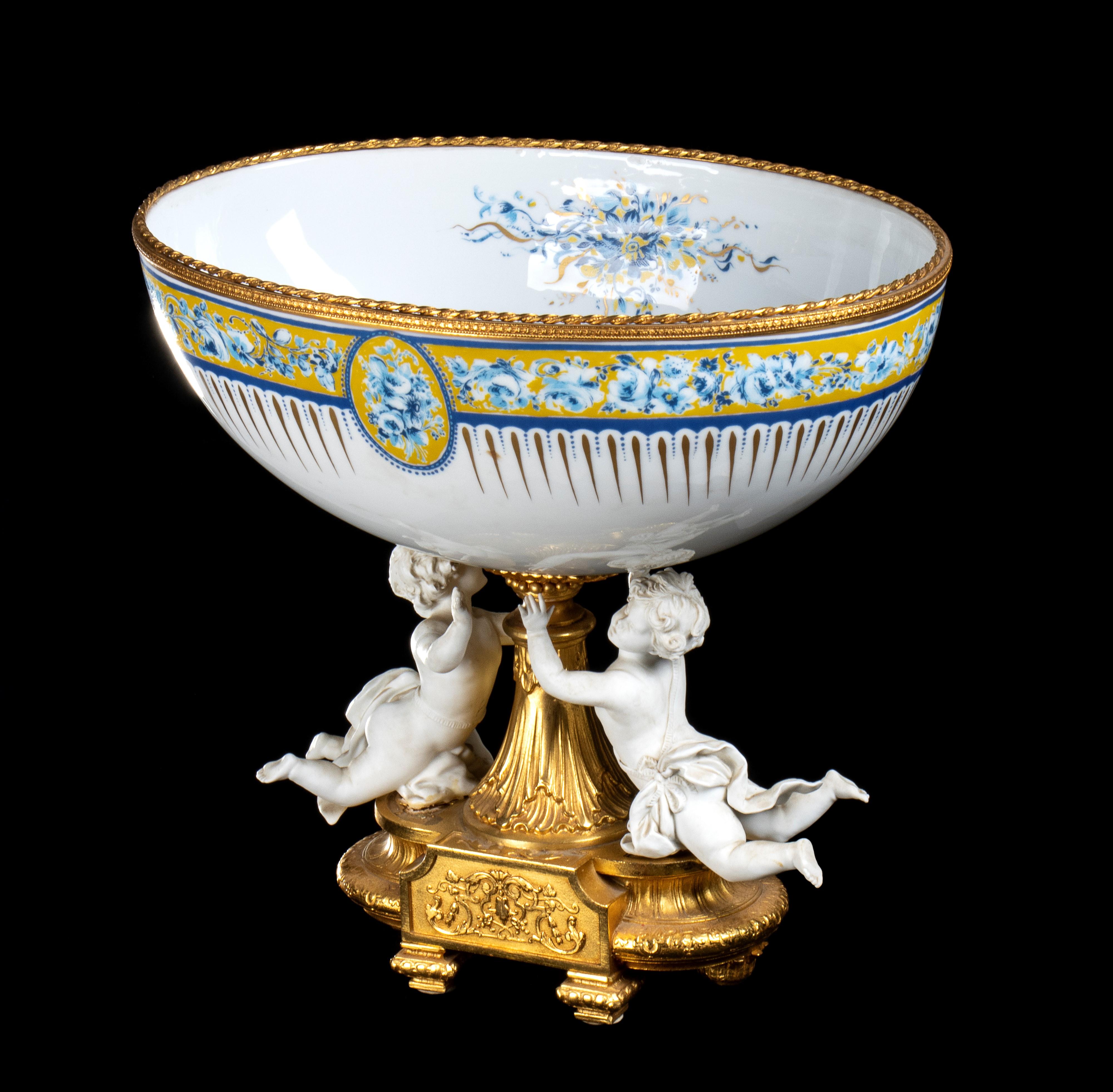 Romano classico Centrotavola Decortiche Continentale in porcellana e metallo dorato e cherubini in vendita