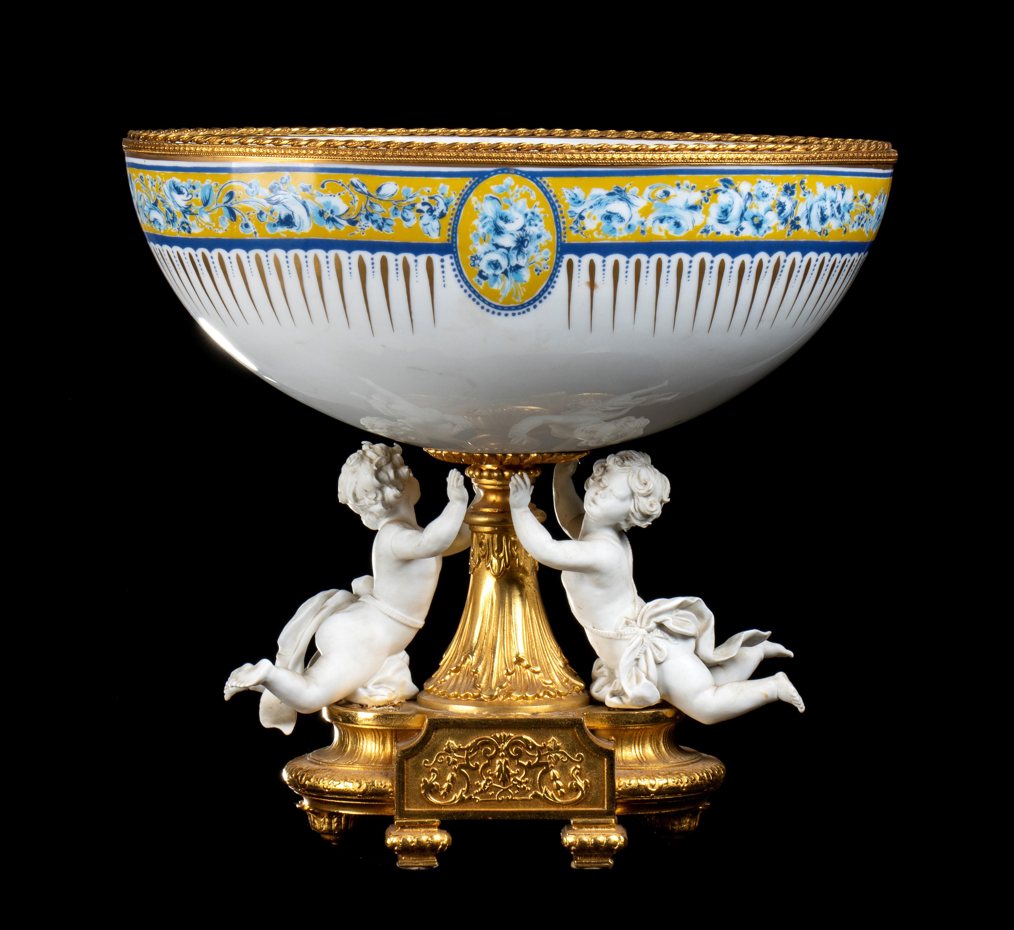 Dorato Centrotavola Decortiche Continentale in porcellana e metallo dorato e cherubini in vendita