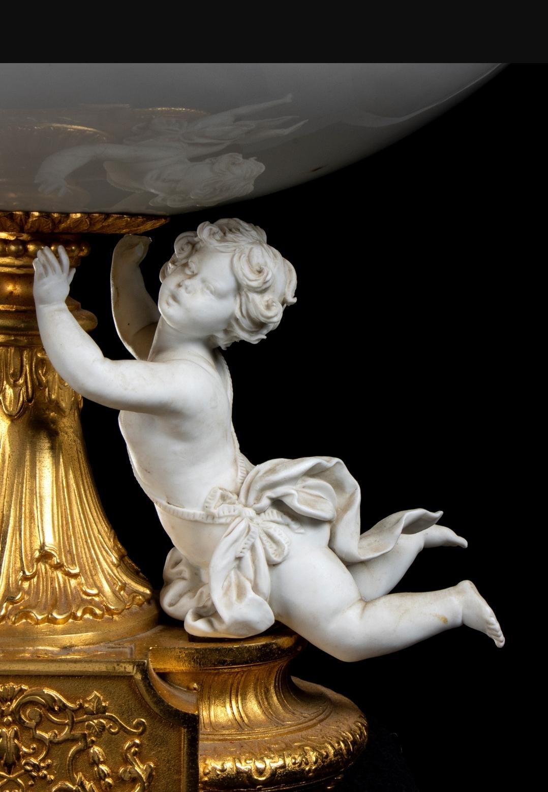 XIX secolo Centrotavola Decortiche Continentale in porcellana e metallo dorato e cherubini in vendita