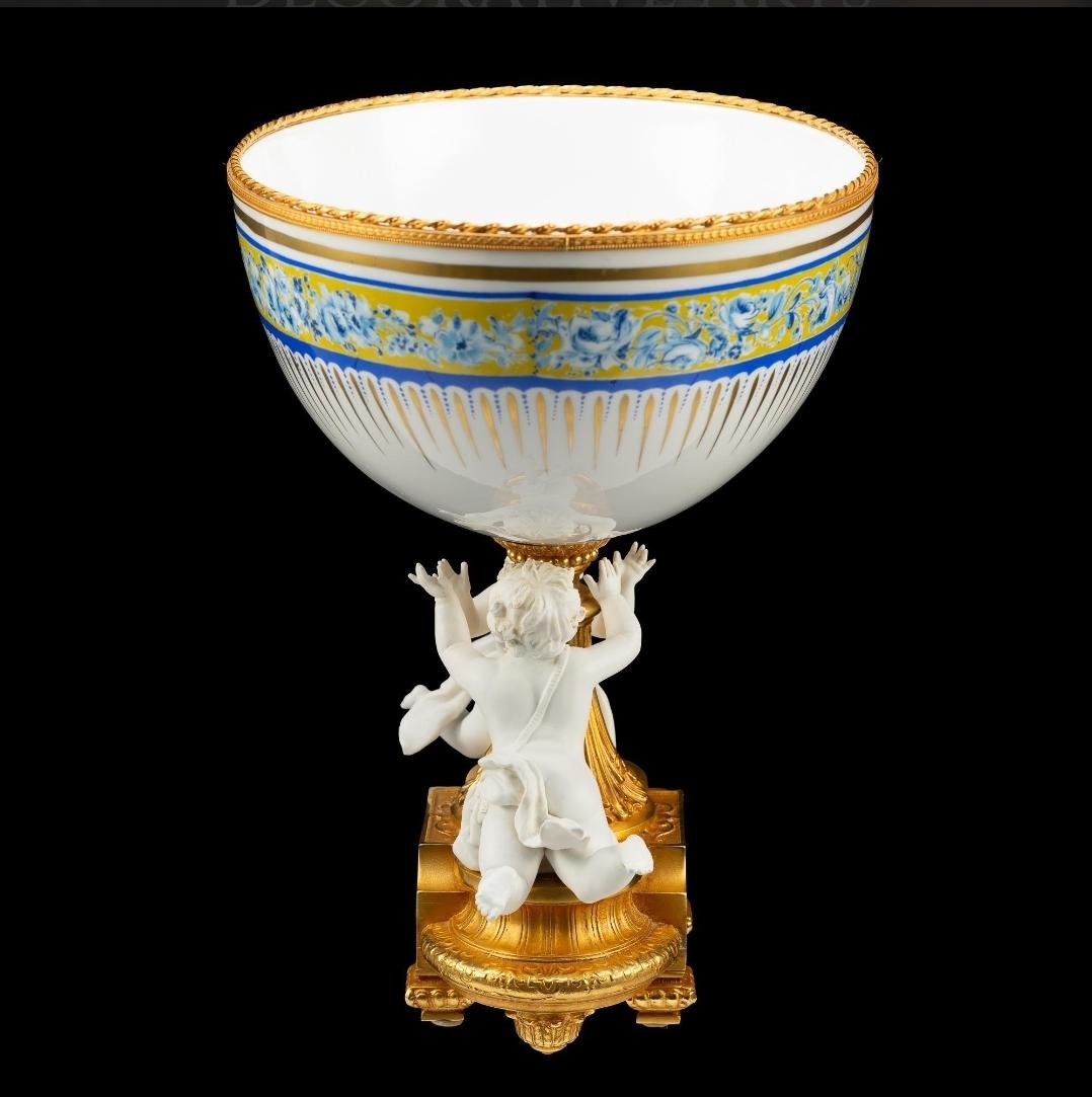 Centrotavola Decortiche Continentale in porcellana e metallo dorato e cherubini in vendita 1