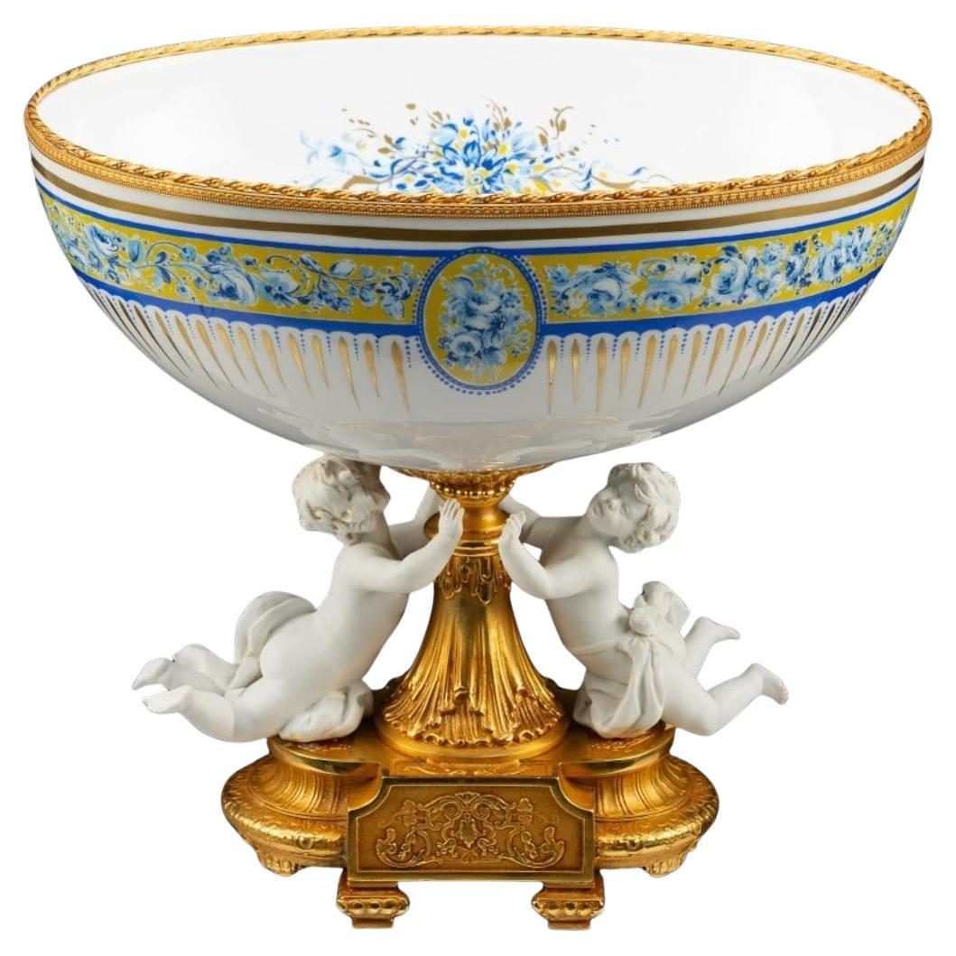 Centrotavola Decortiche Continentale in porcellana e metallo dorato e cherubini in vendita