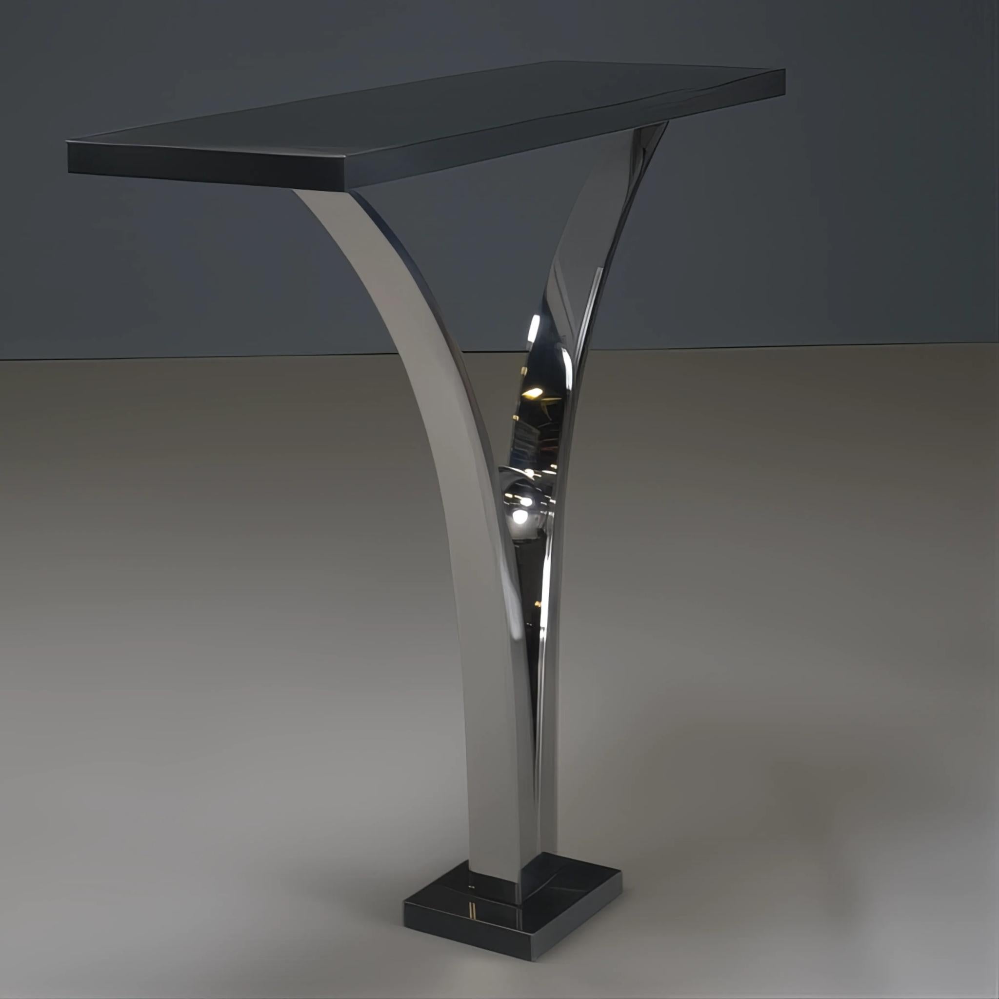 La consola Viola, diseñada y fabricada por Decorus, tiene una base de acero inoxidable pulido y un tablero de granito negro con un escultural detalle en forma de esfera. Su diseño moderno lo hace perfecto para espacios de vida contemporáneos, ideal