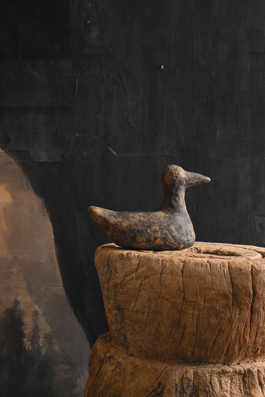 J'aimerais vous présenter une vieille figurine japonaise recouverte de papier.
Il s'agit probablement d'une figurine de canard qui a été fabriquée à l'origine comme un appelant.
Les leurres ne se trouvent pas seulement en Europe du Nord, mais aussi