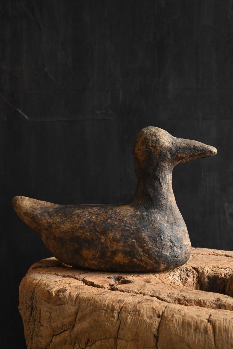Sculpté à la main Décoyés avec du papier japonais ancien attaché/Ornements d'oiseaux/20e siècle en vente