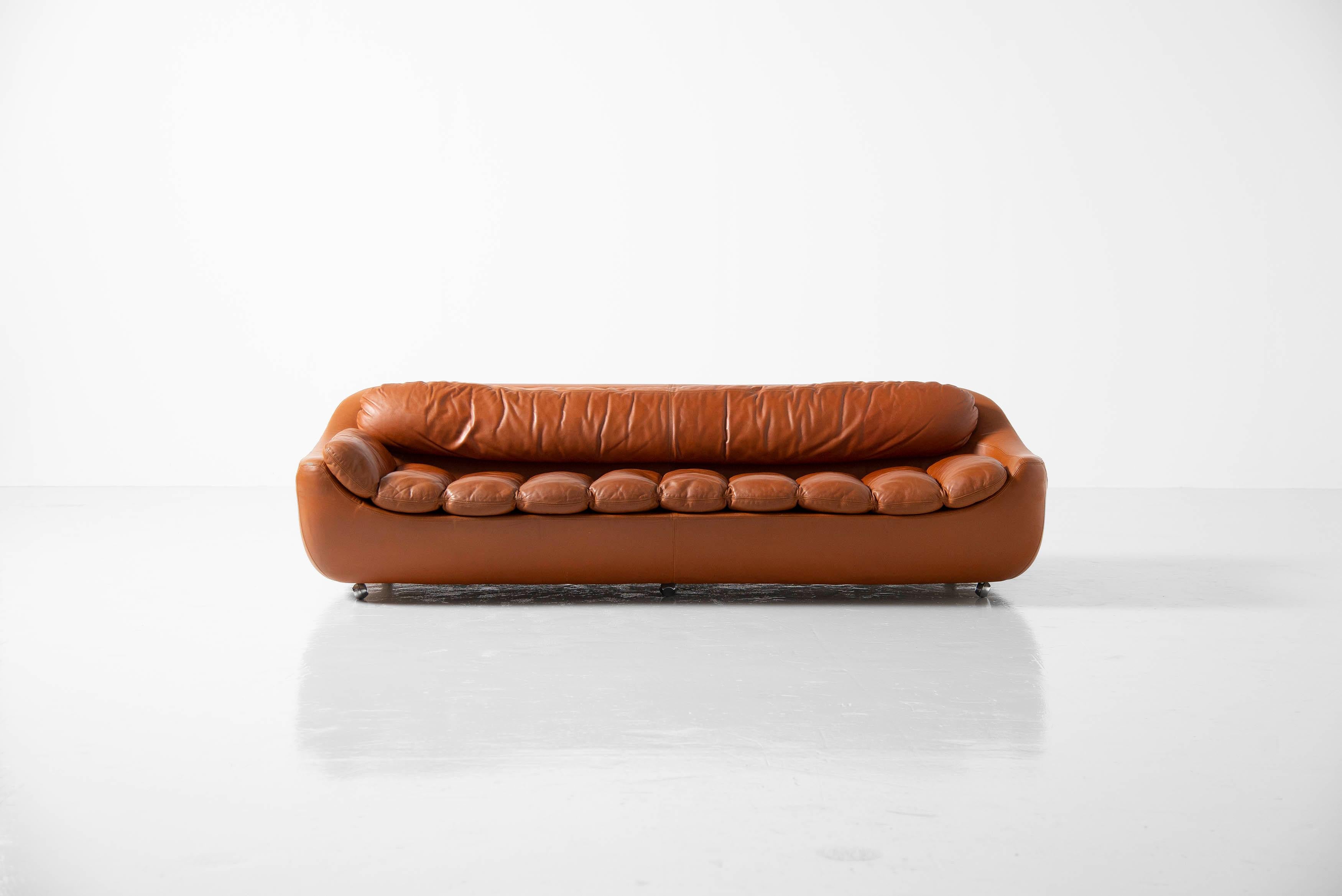 Absolutely stunning shaped low 'Carrera' lounge sofa designed by Giorgio Decurso; Jonathan De Pas; Donato D'Urbino e Paolo Lomazzi and manufactured by BBB Bonancina, Italy 1969. This beautiful high quality sofa has a very nice and unusual shape,