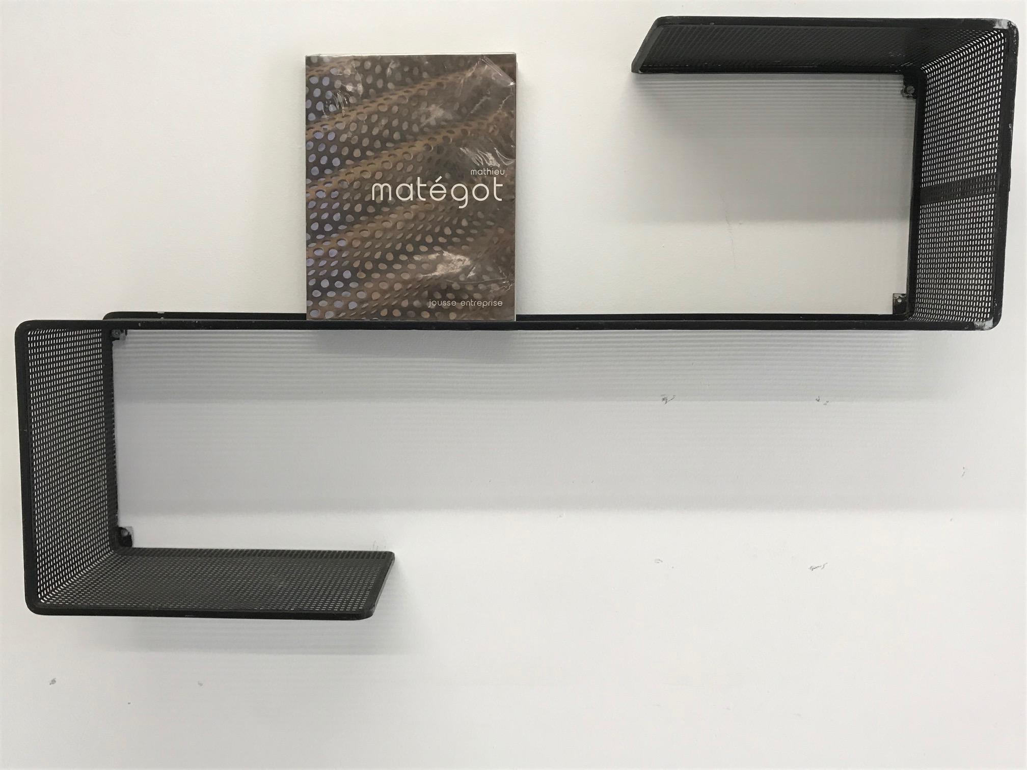 Dedal wall shelf by Mathieu Mategot
Open shelf forming a large S, a central shelf, upper half-shelf and lower half-shelf, black lacquered rigitulle bordered by a metal rod, circa 1955. 

Original painting

Bibliography: Patrick Favardin, Le