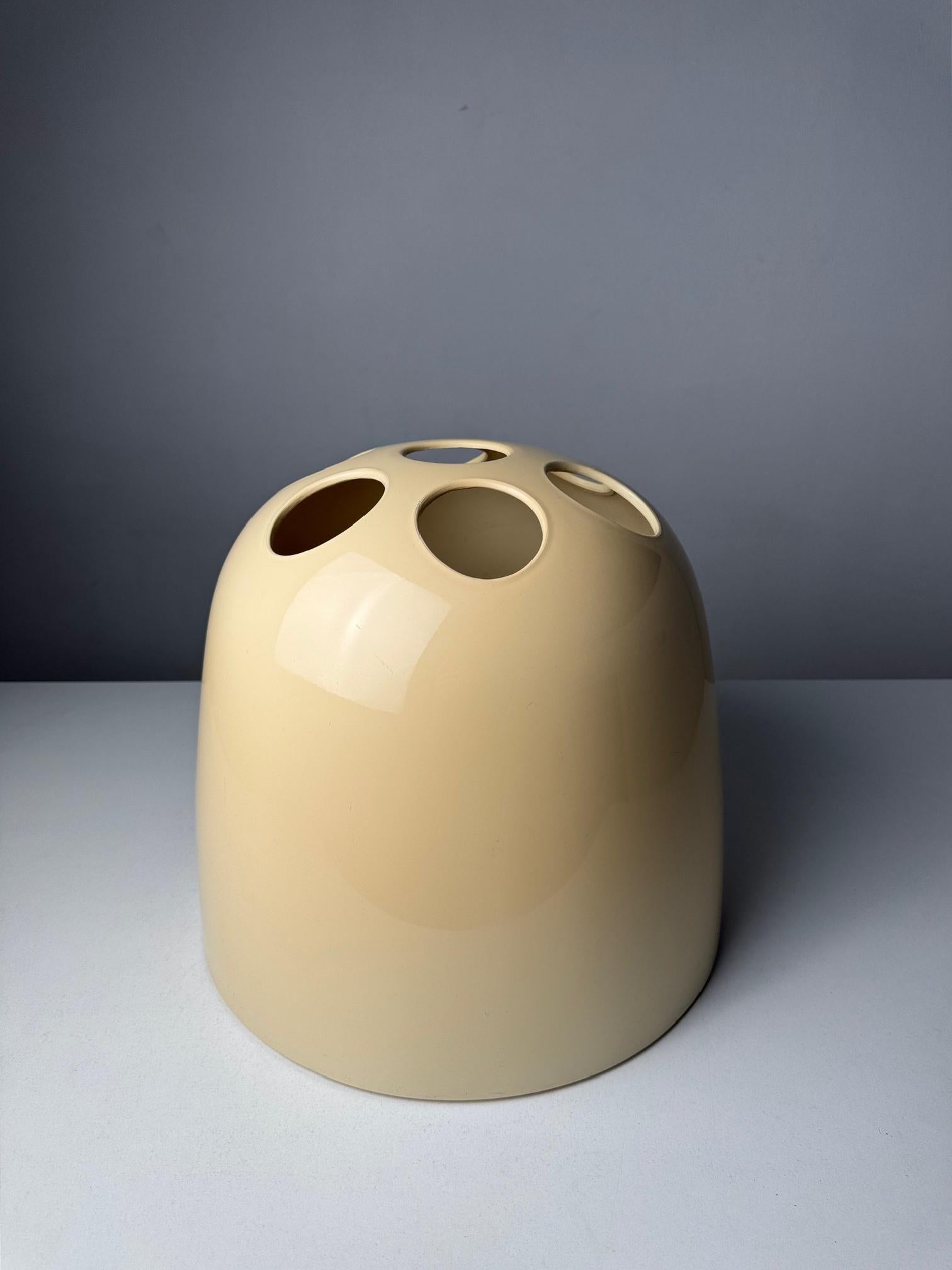 Paragüero DEDALO de Emma Gismondi Schweinberger para Artemide - Italia, Años 70

Descubre un audaz icono del diseño italiano de los años 70 con el paragüero DEDALO, creado por la arquitecta y diseñadora Emma Gismondi Schweinberger para Artemide.