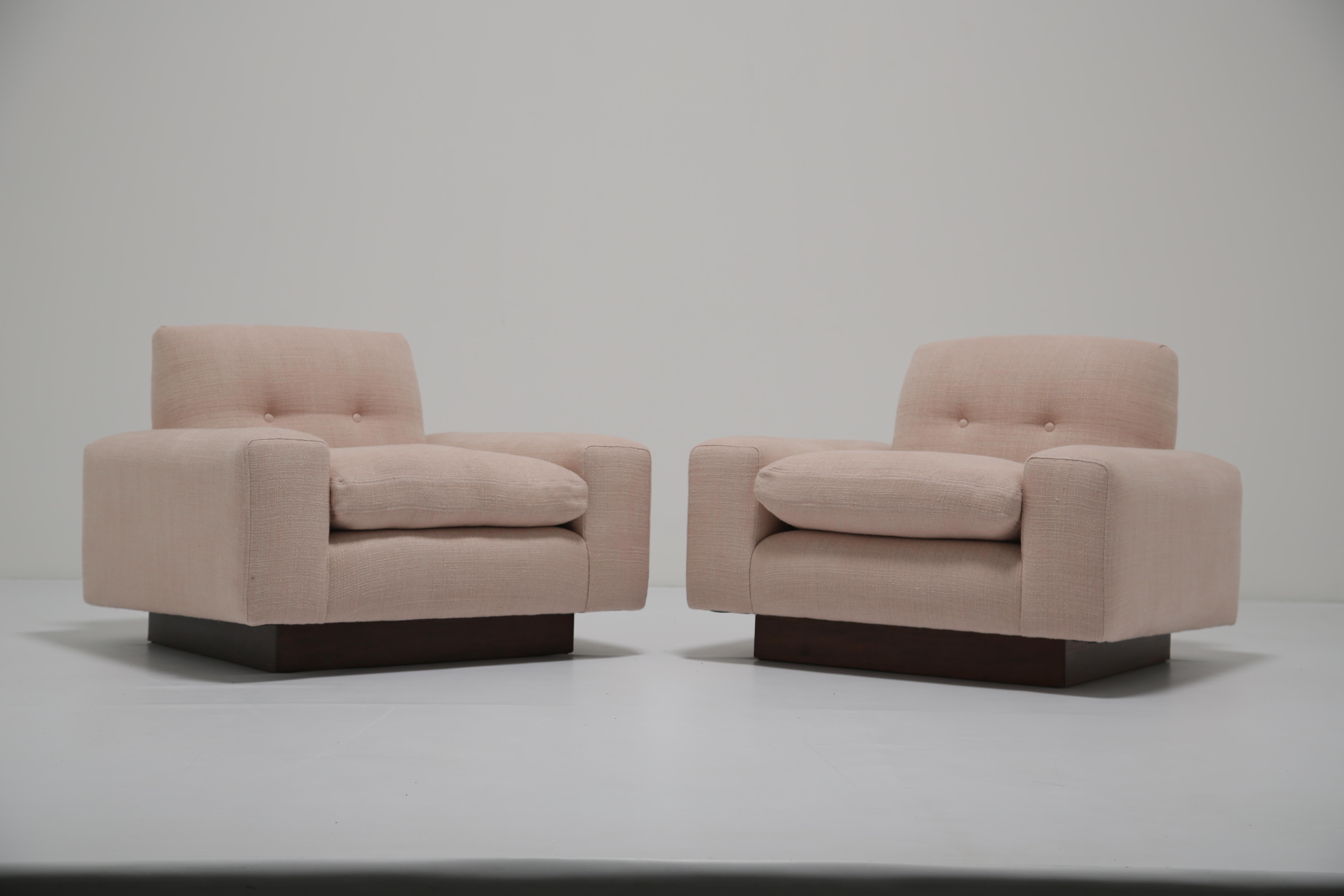 Fauteuils de salon en noyer du milieu du siècle, restaurés en lin rose, Dedar en vente 3
