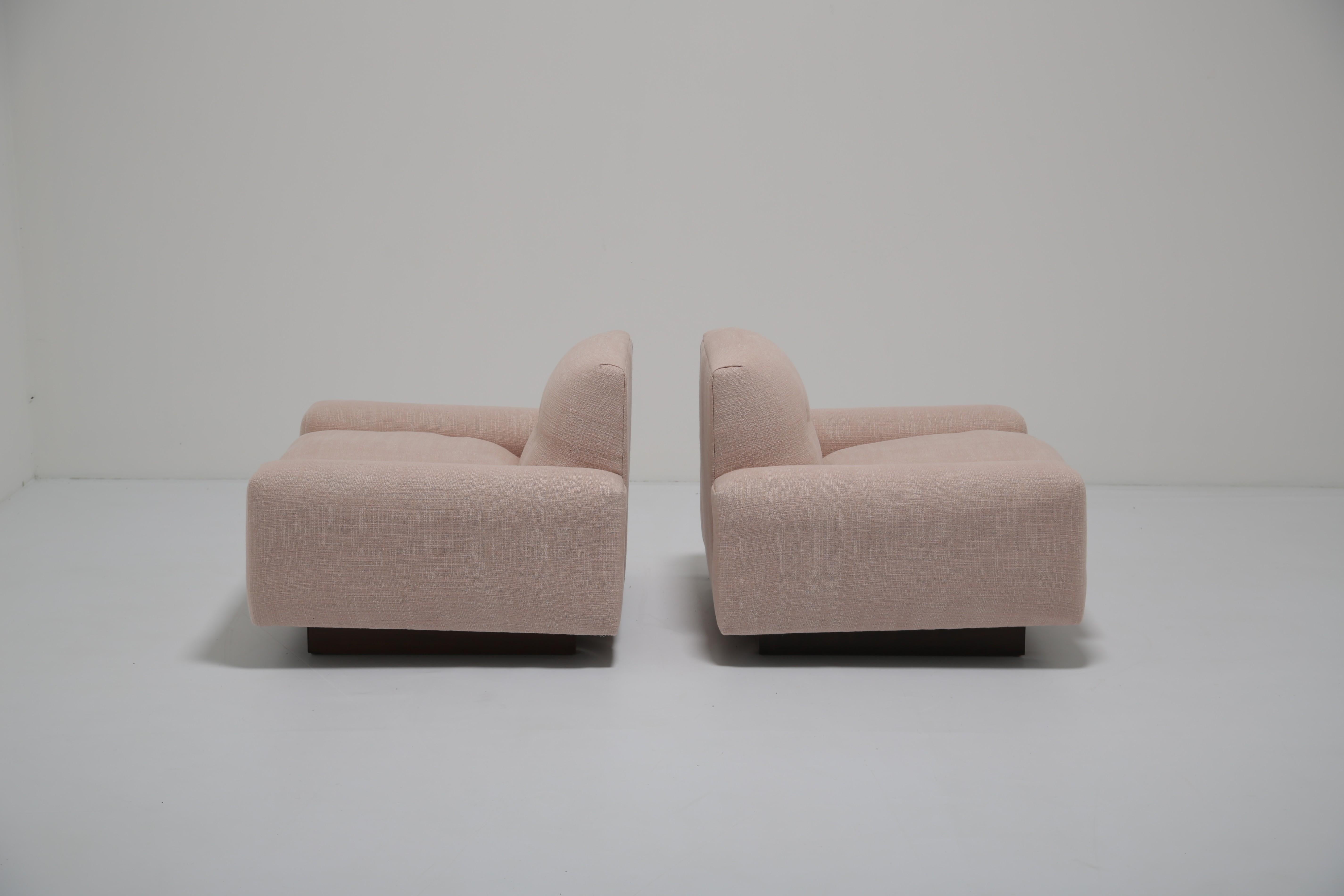 Fauteuils de salon en noyer du milieu du siècle, restaurés en lin rose, Dedar en vente 5