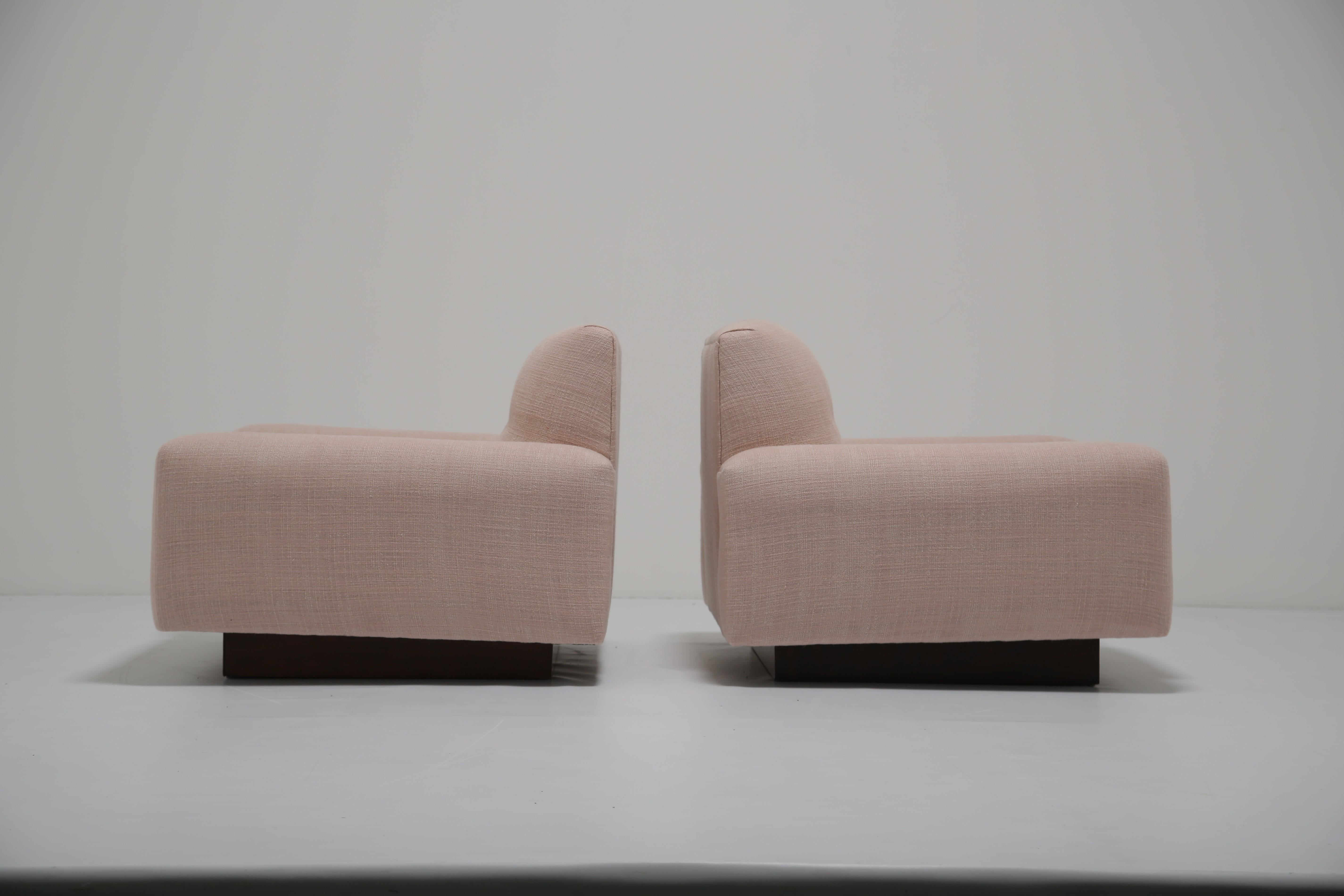 Fauteuils de salon en noyer du milieu du siècle, restaurés en lin rose, Dedar en vente 6