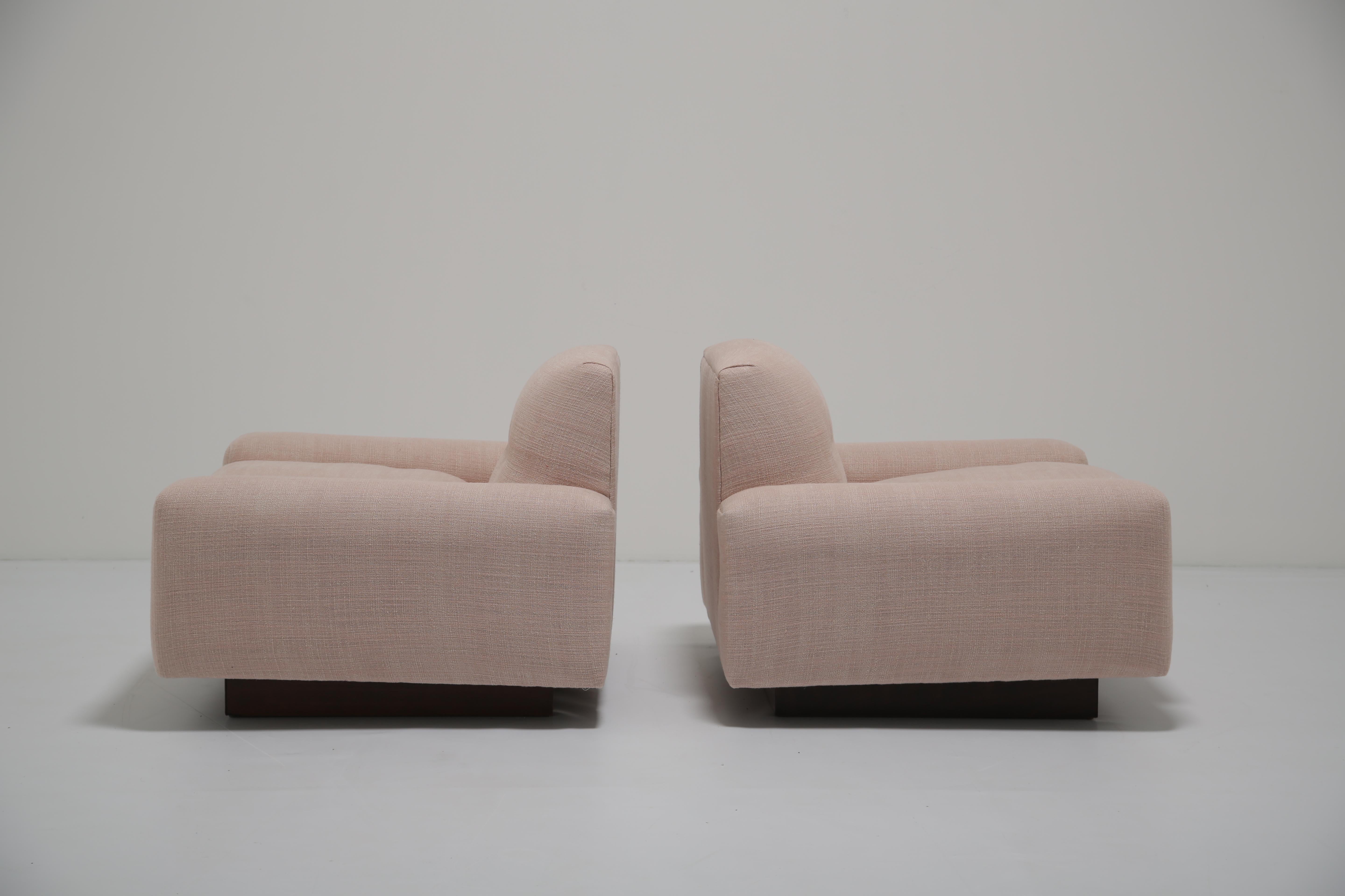 Fauteuils de salon en noyer du milieu du siècle, restaurés en lin rose, Dedar en vente 7