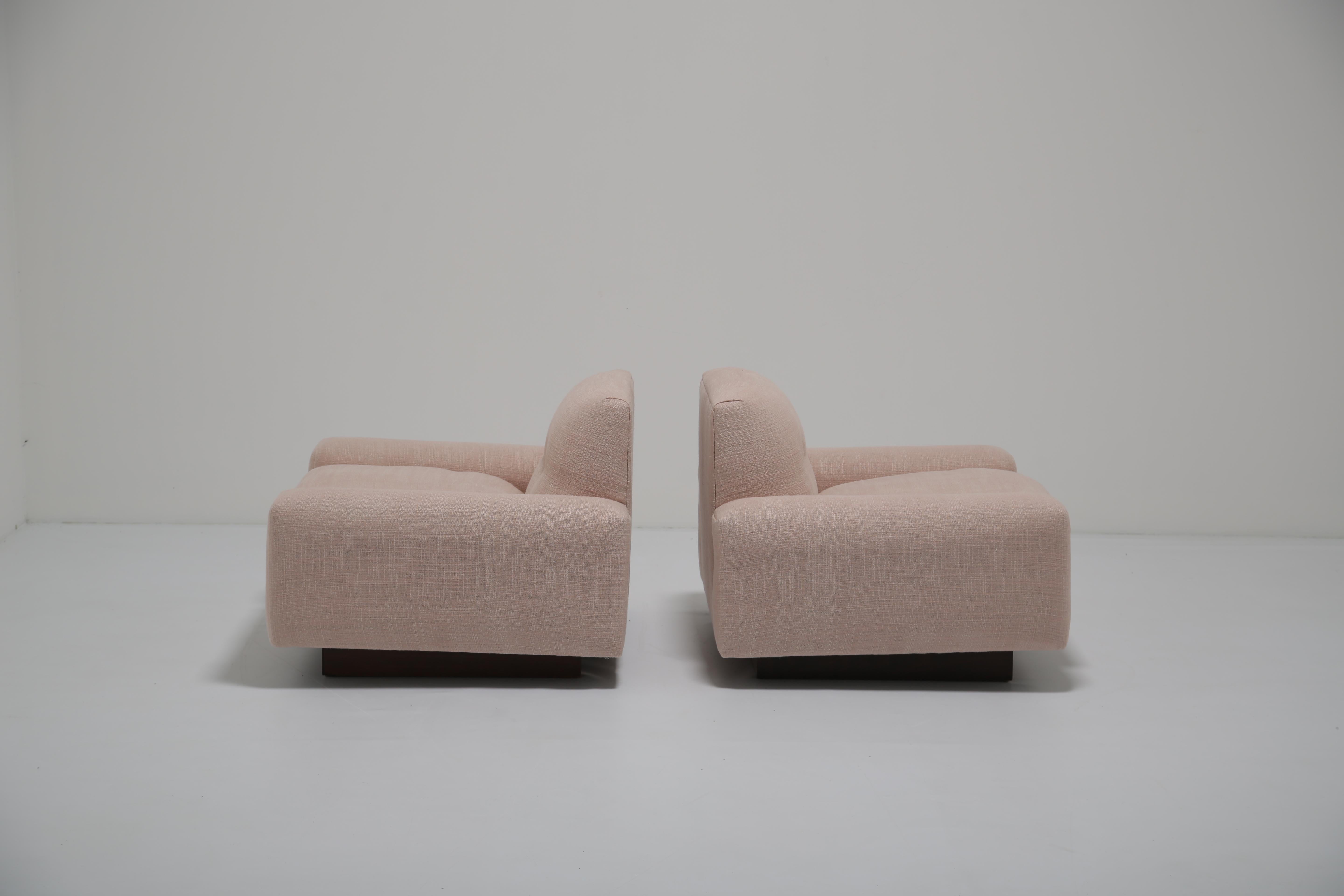 Fauteuils de salon en noyer du milieu du siècle, restaurés en lin rose, Dedar en vente 8