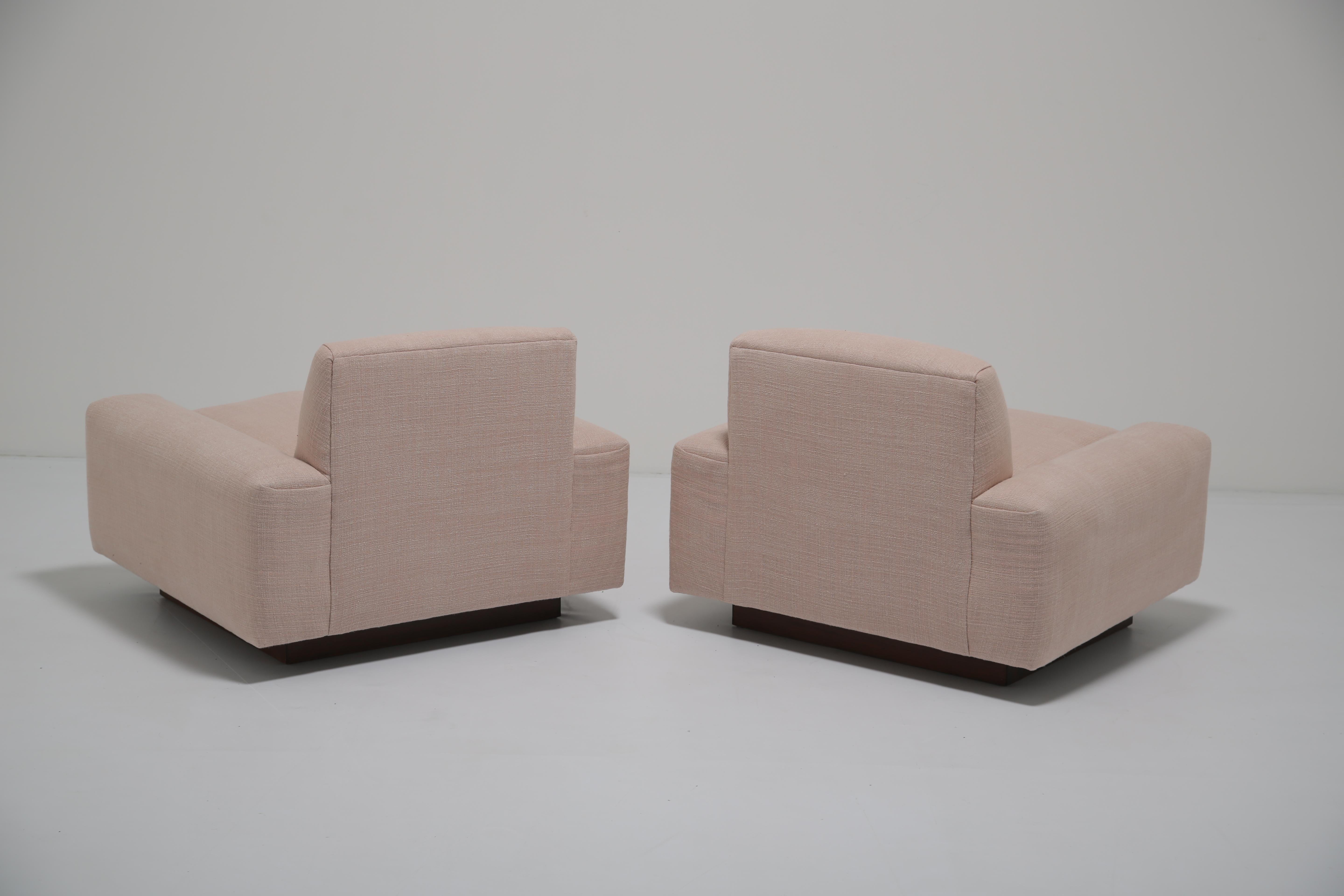 Fauteuils de salon en noyer du milieu du siècle, restaurés en lin rose, Dedar en vente 9