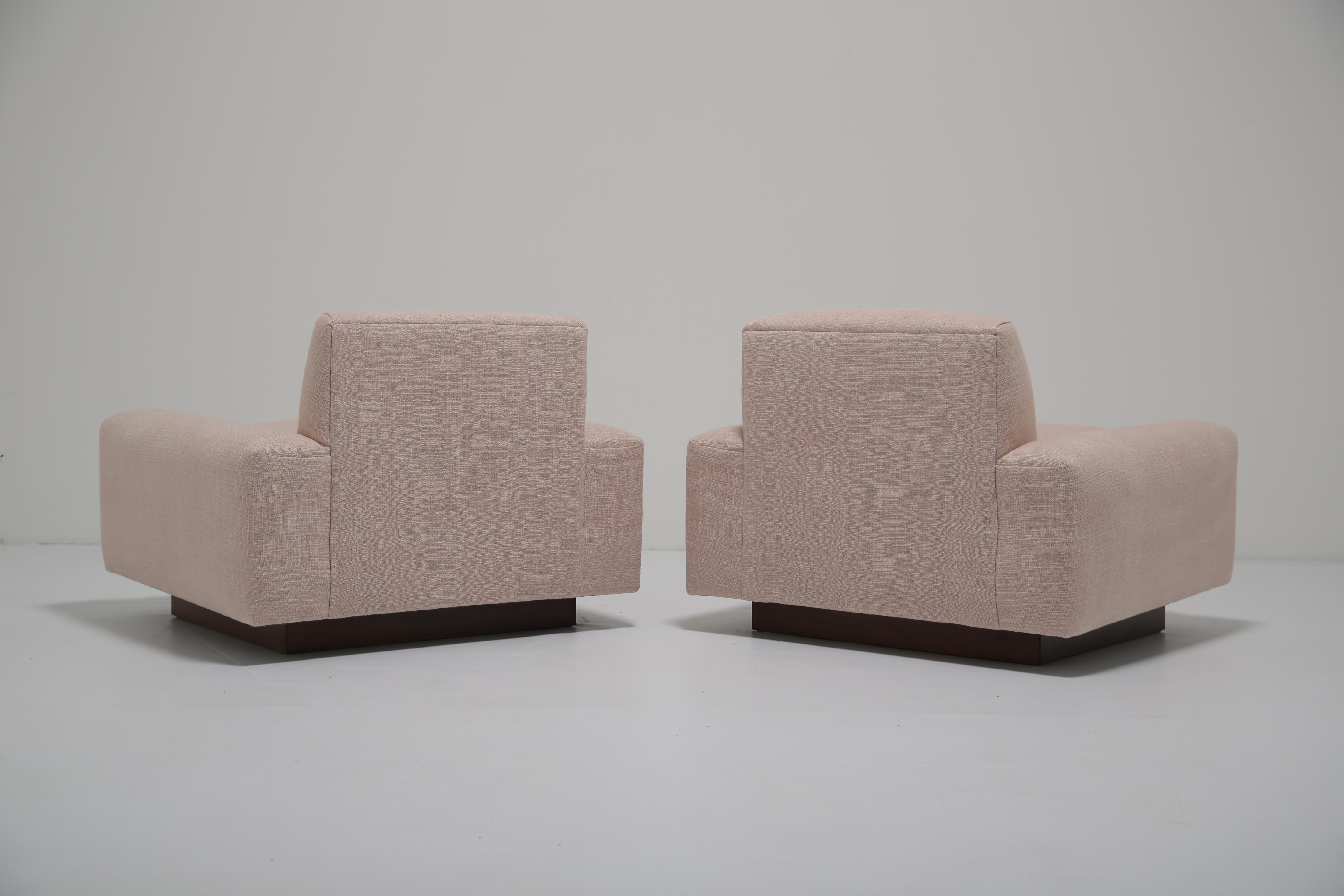 Fauteuils de salon en noyer du milieu du siècle, restaurés en lin rose, Dedar en vente 10