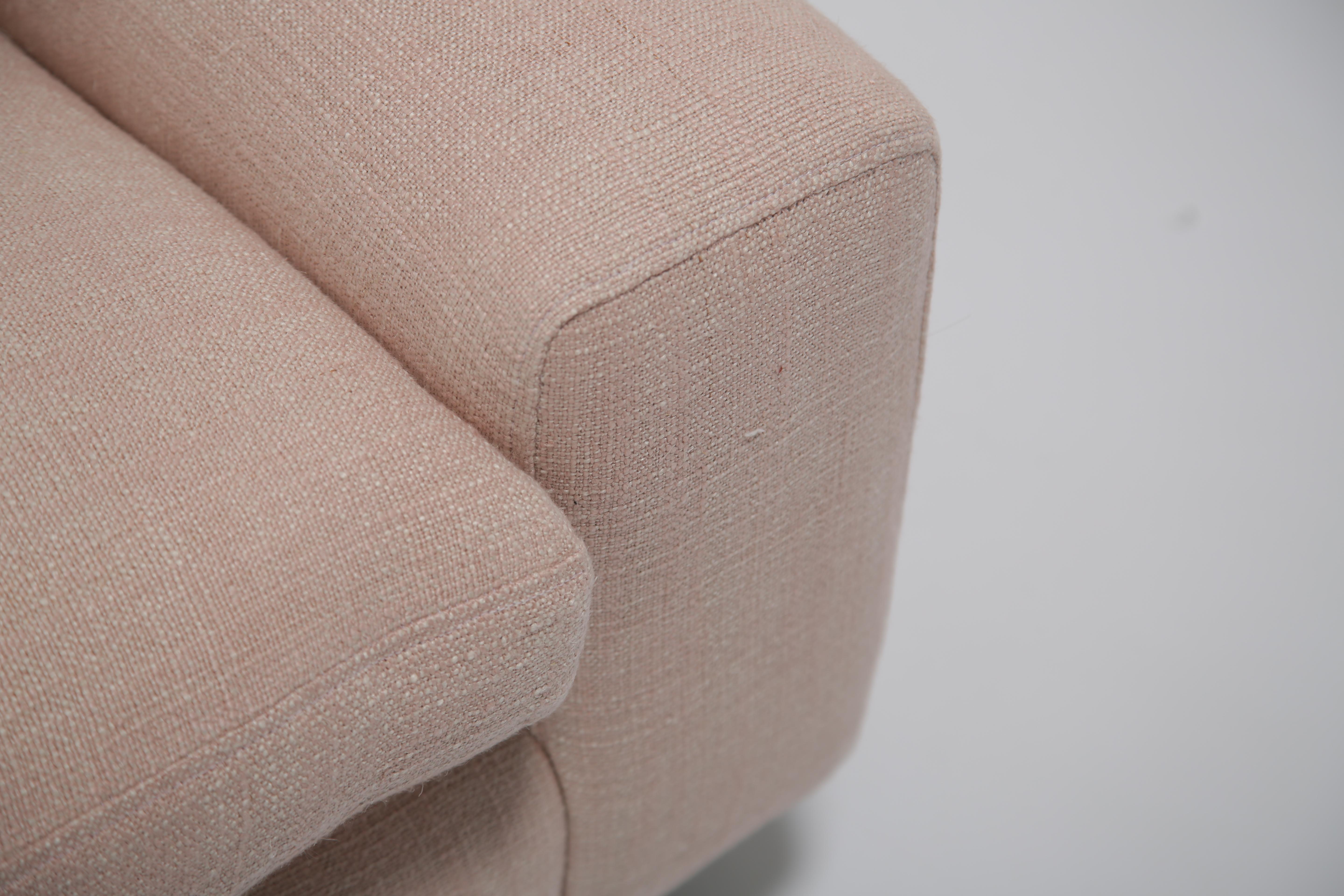 Une paire de chaises de salon du milieu du siècle, importée de Pennsylvanie, aux États-Unis, dans notre magasin de Dublin, en Irlande, mettant en valeur un élégant design moderniste. Les chaises sont dotées de cadres en noyer inclinés qui créent un