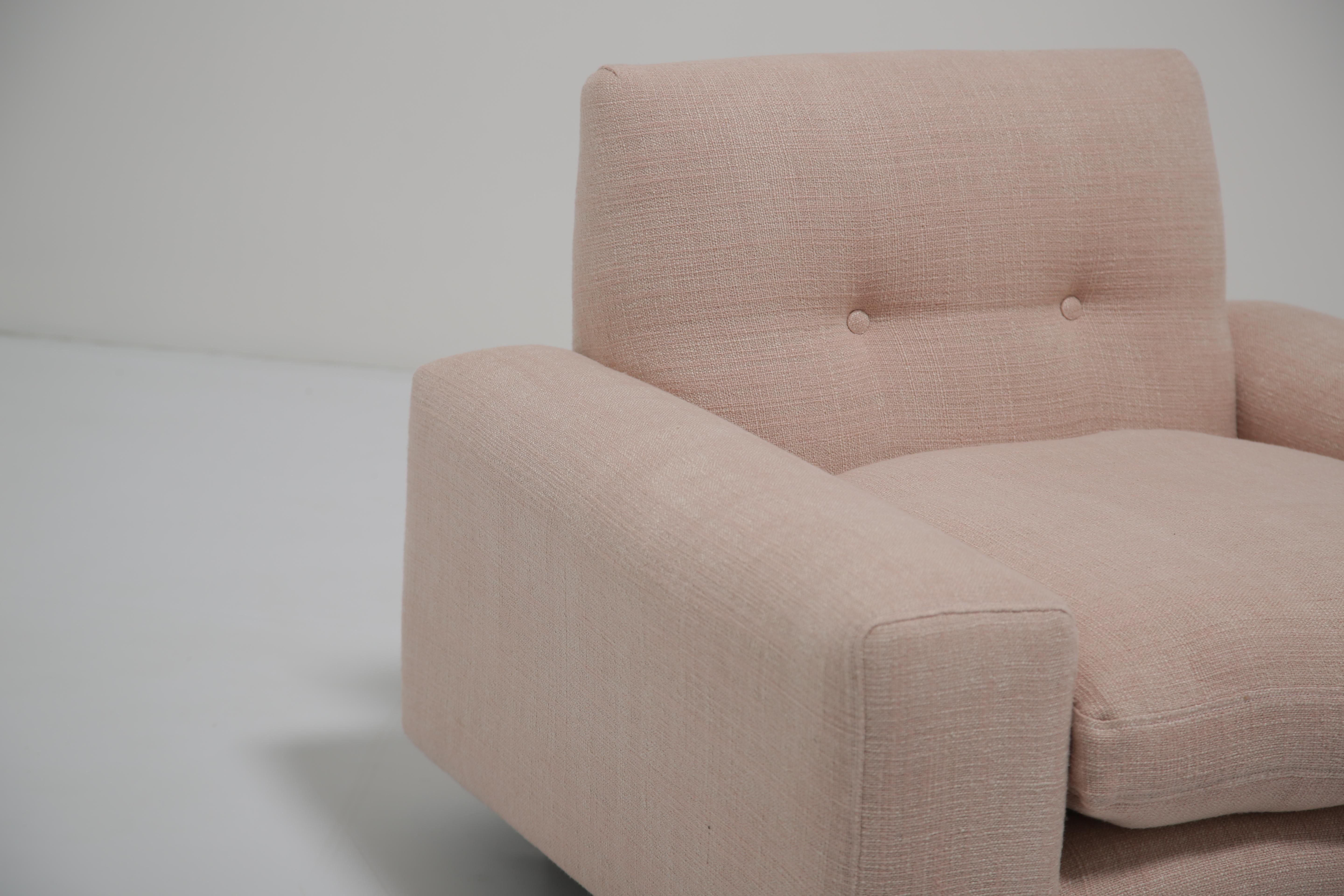 Américain Fauteuils de salon en noyer du milieu du siècle, restaurés en lin rose, Dedar en vente