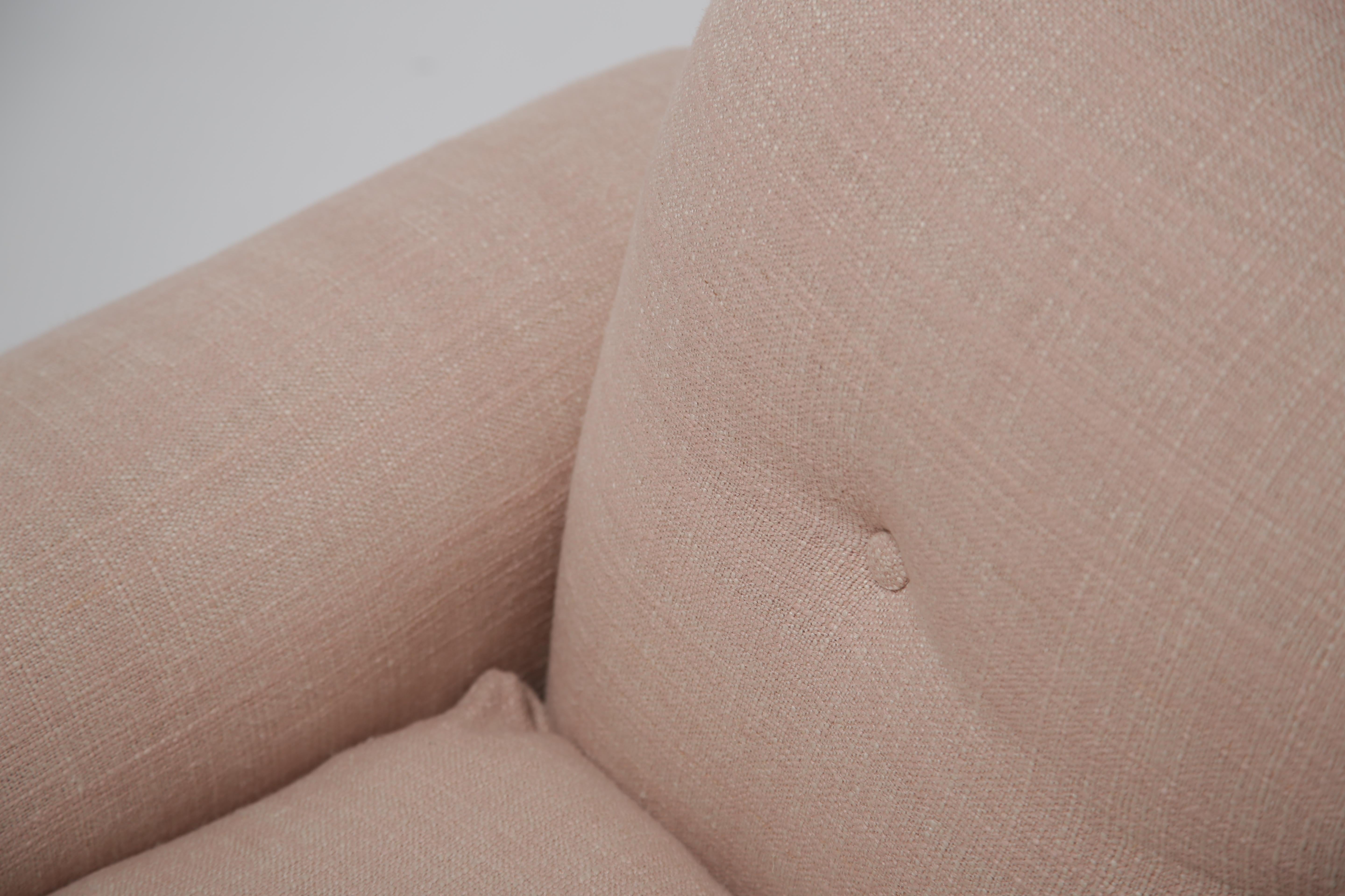 Fauteuils de salon en noyer du milieu du siècle, restaurés en lin rose, Dedar Bon état - En vente à Dublin 8, IE