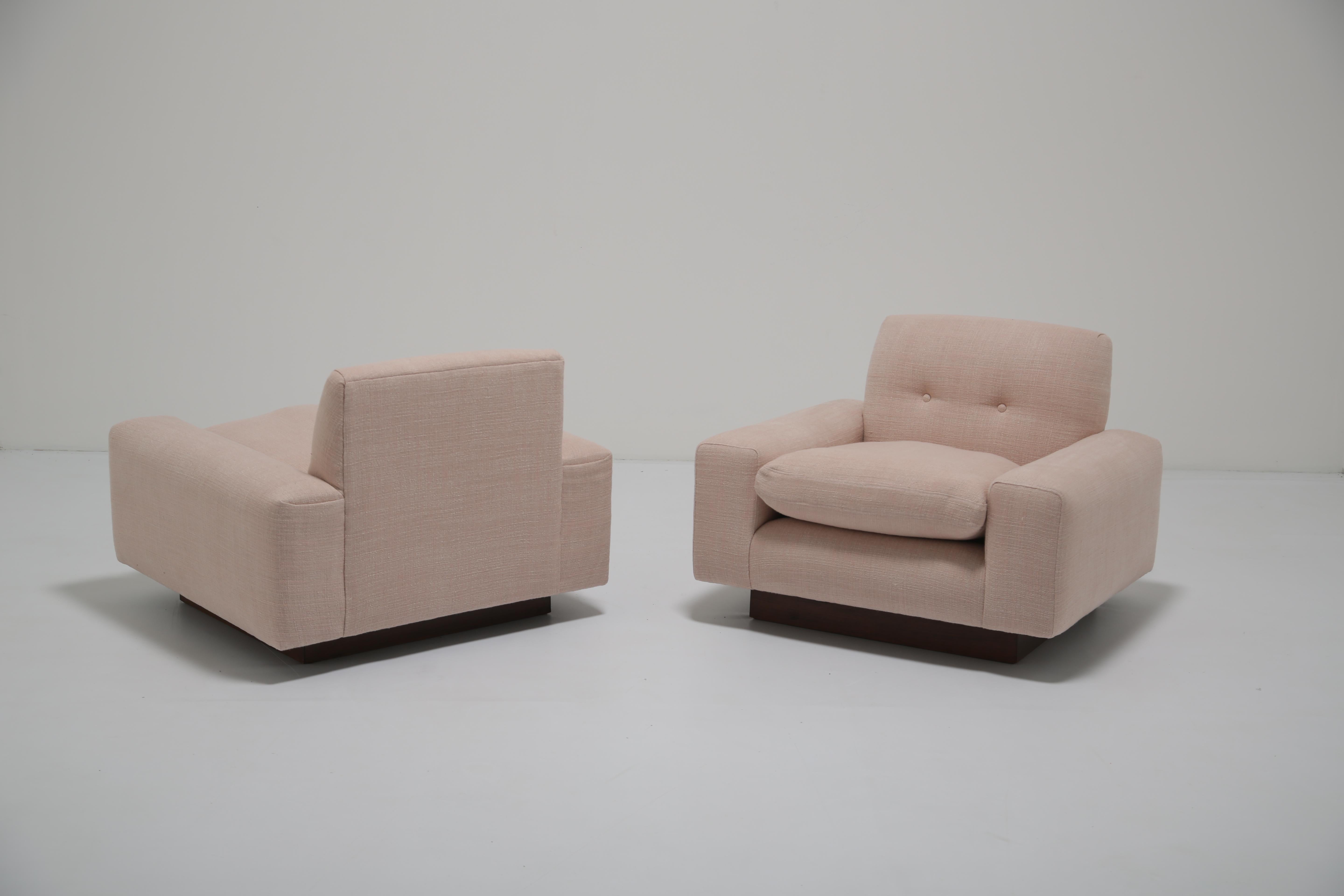 20ième siècle Fauteuils de salon en noyer du milieu du siècle, restaurés en lin rose, Dedar en vente