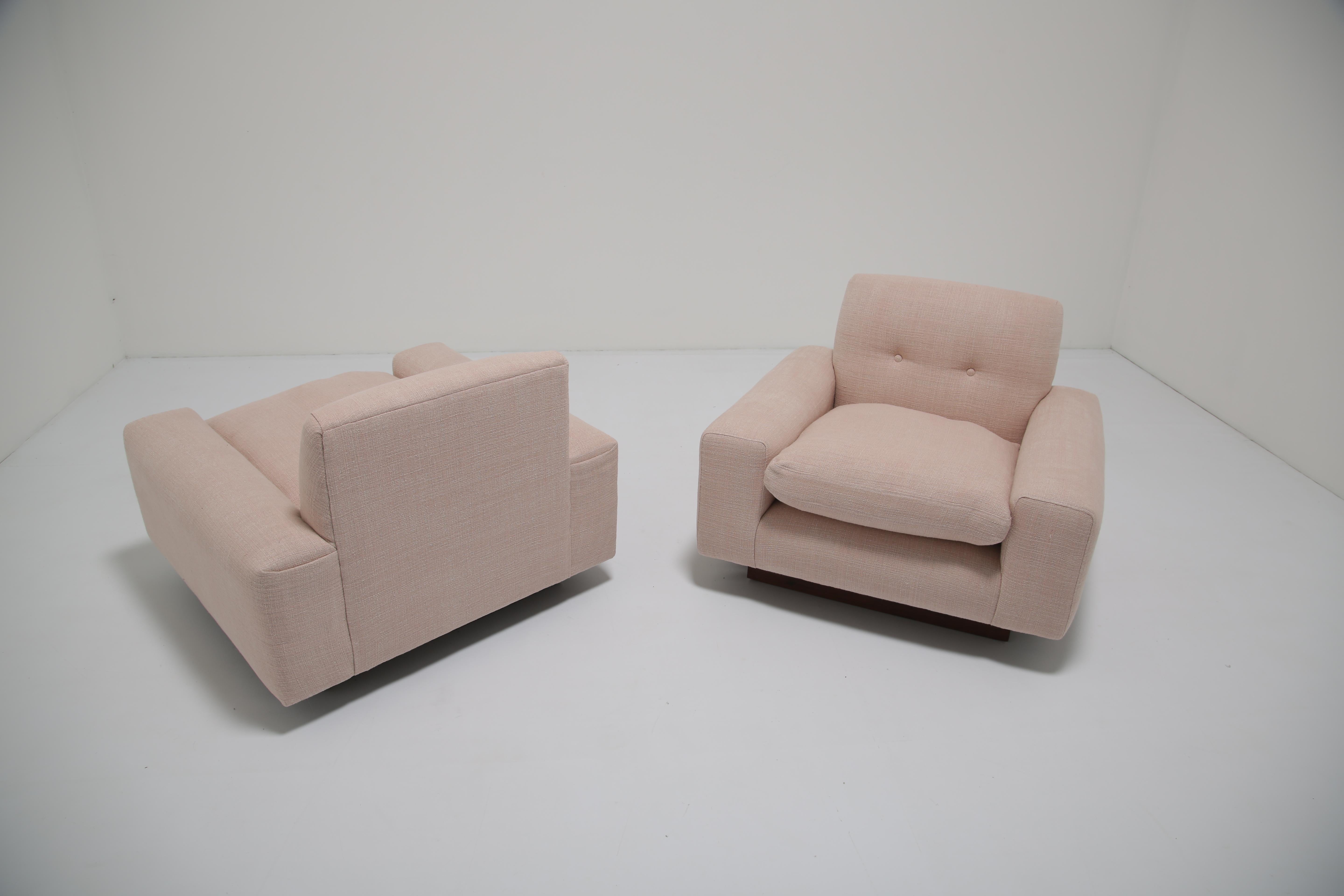 Textile Fauteuils de salon en noyer du milieu du siècle, restaurés en lin rose, Dedar en vente