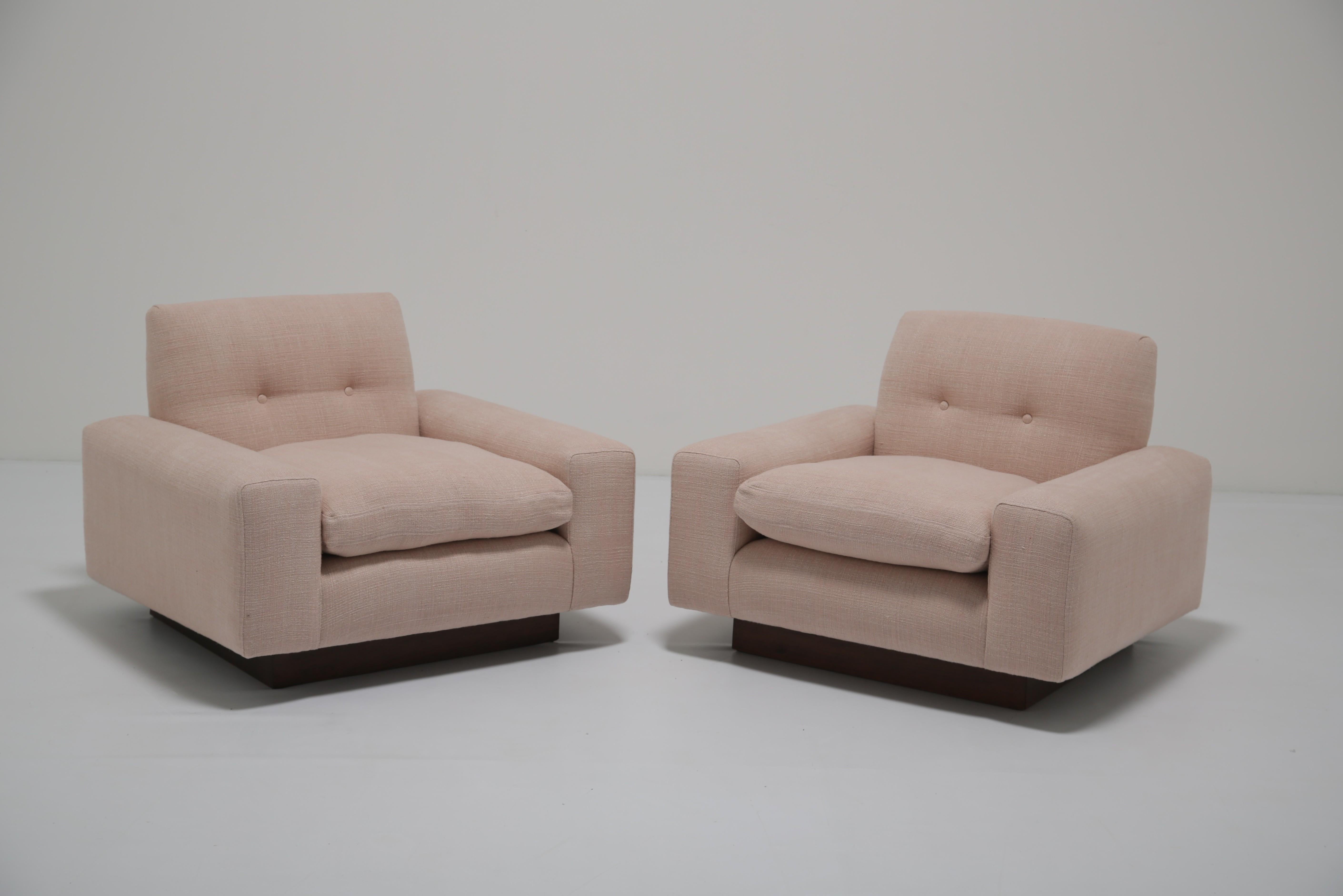 Fauteuils de salon en noyer du milieu du siècle, restaurés en lin rose, Dedar en vente 1
