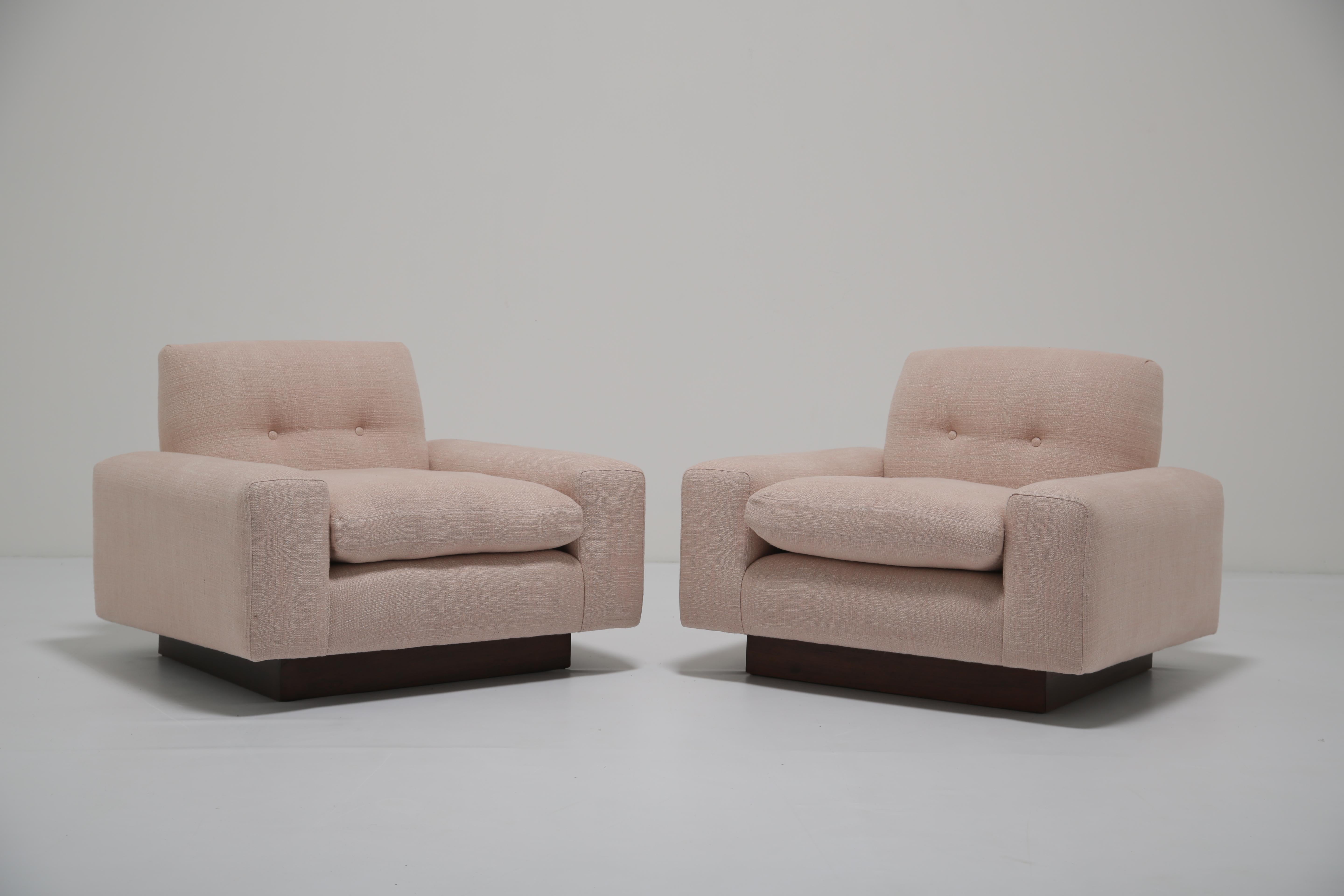 Fauteuils de salon en noyer du milieu du siècle, restaurés en lin rose, Dedar en vente 2