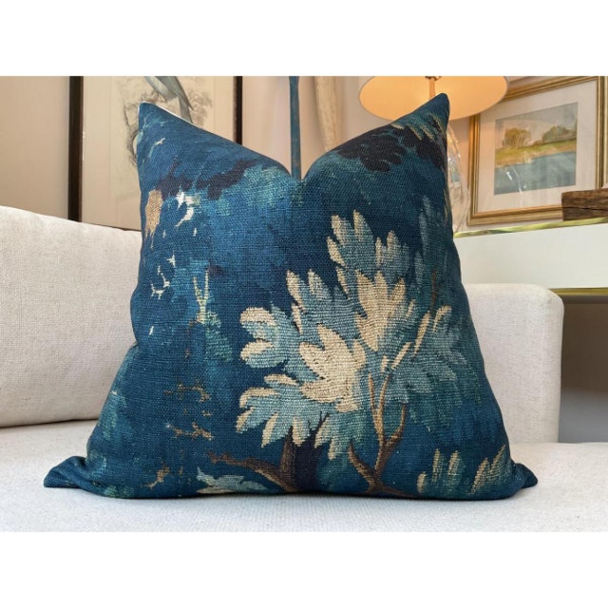 Per celebrare il 10° anniversario di Chairish, Elaine S. Pillows ha lanciato la Collectional, un'esclusiva di Chairish.

Trama stupenda. Schwarzwald di Dedar raffigura sfumature vorticose di blu indaco, verde acqua, marrone e marrone su un lino