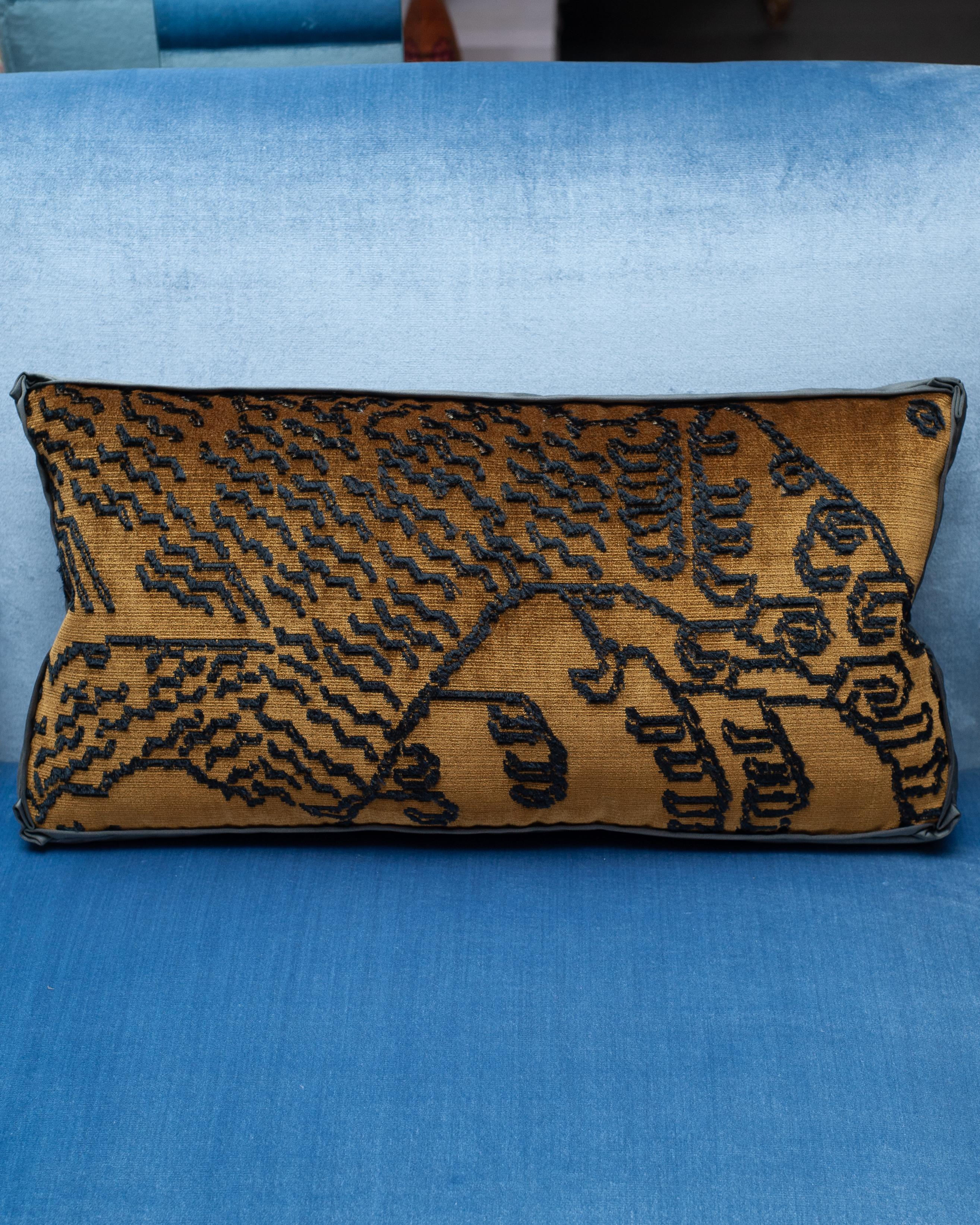 A luxurious Studio Maison Nurita pillow in our signature box design with Dedar Tiger Mountain Fauve black and gold print velvet with a satin border and pleated corners. 

Founded in 1976, Dedar is a family-run fabric house that expresses a