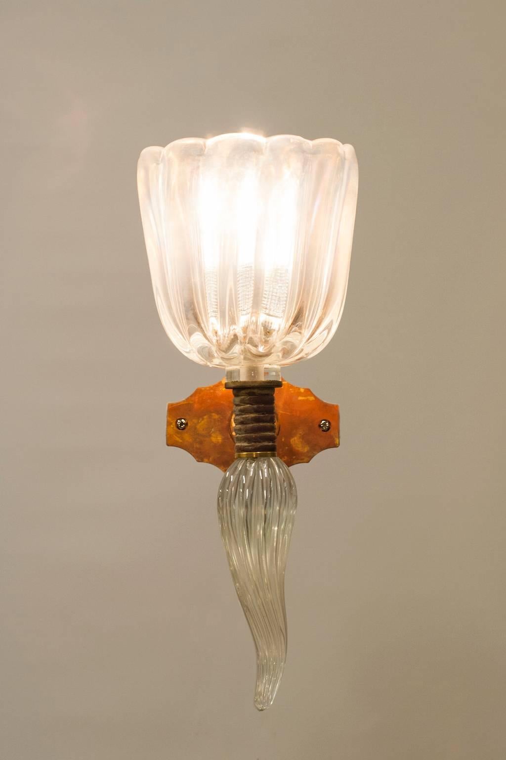 Italienische venezianische Wandleuchter aus geblasenem Muranoglas in schillernder Farbe, 1960er Jahre (Messing) im Angebot