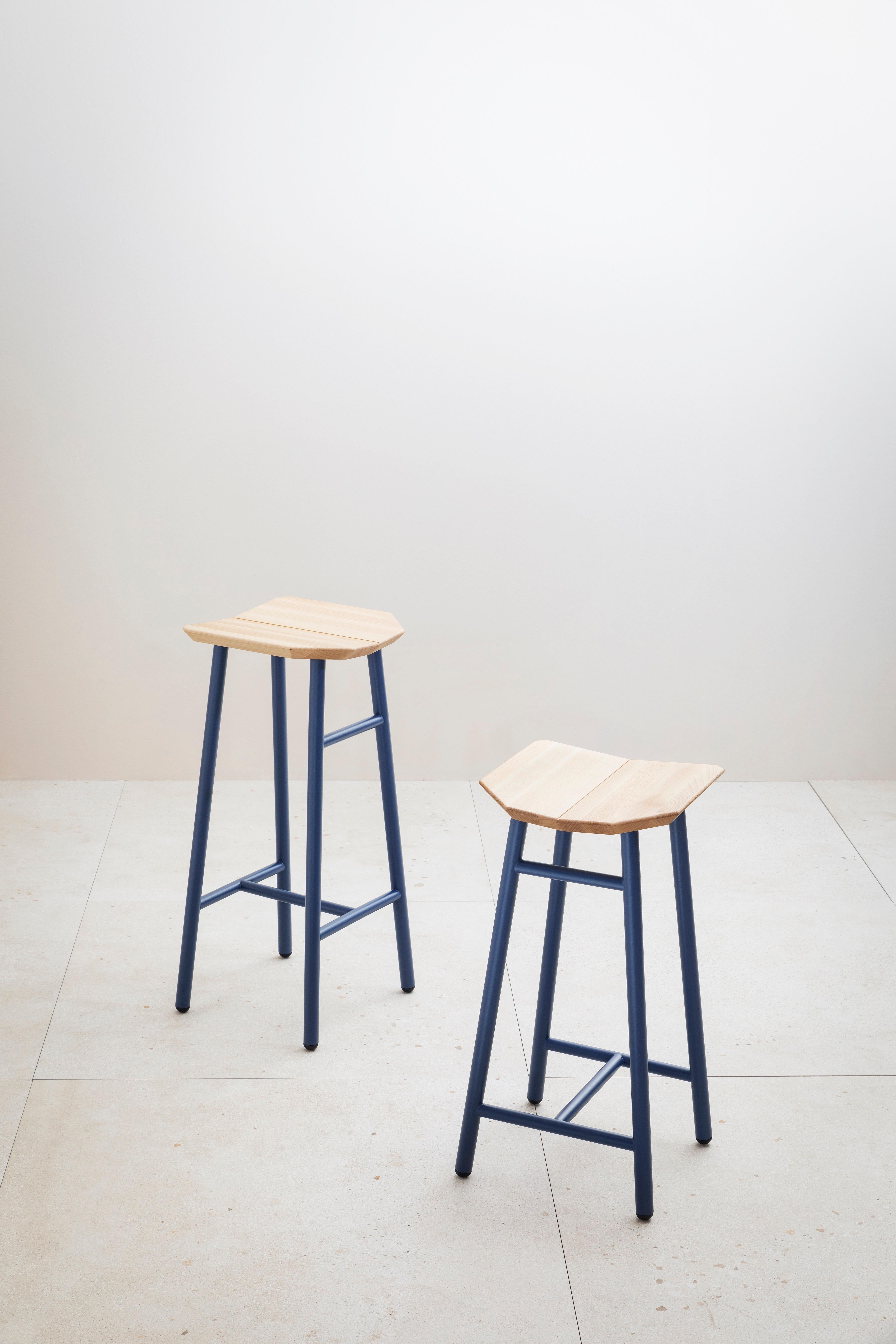 Moderno Sgabello alto Dedo con gambe in acciaio laccato e seduta in legno, di Miniforms Lab in vendita