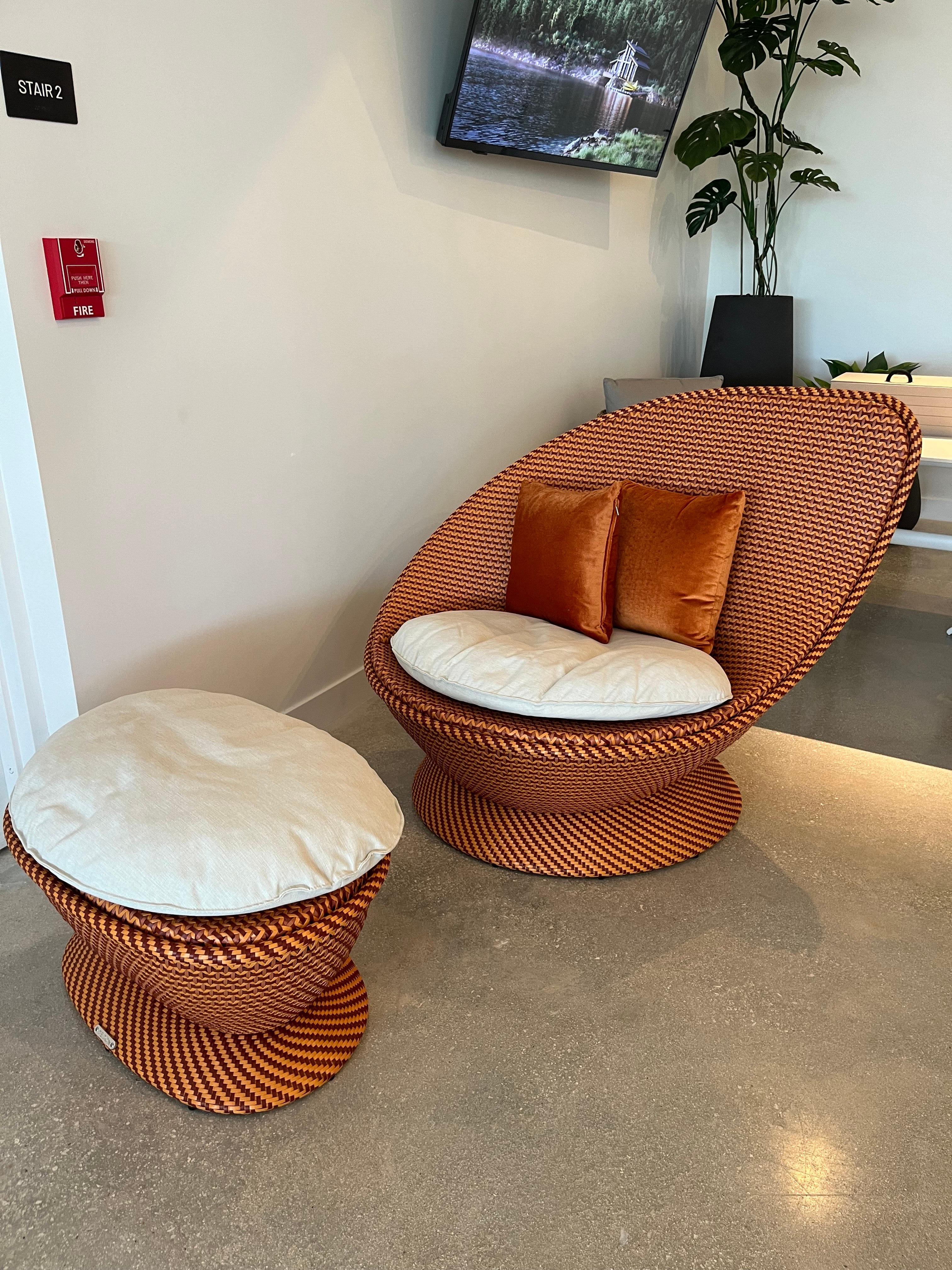 Chaise longue et ottoman DEDON Papyon couleur nectar 

Mobilier d'extérieur contemporain idéal pour les patios, les terrasses, les salons de jardin ou les intérieurs ensoleillés. Cet ensemble incarne le meilleur de la vie extérieure contemporaine.