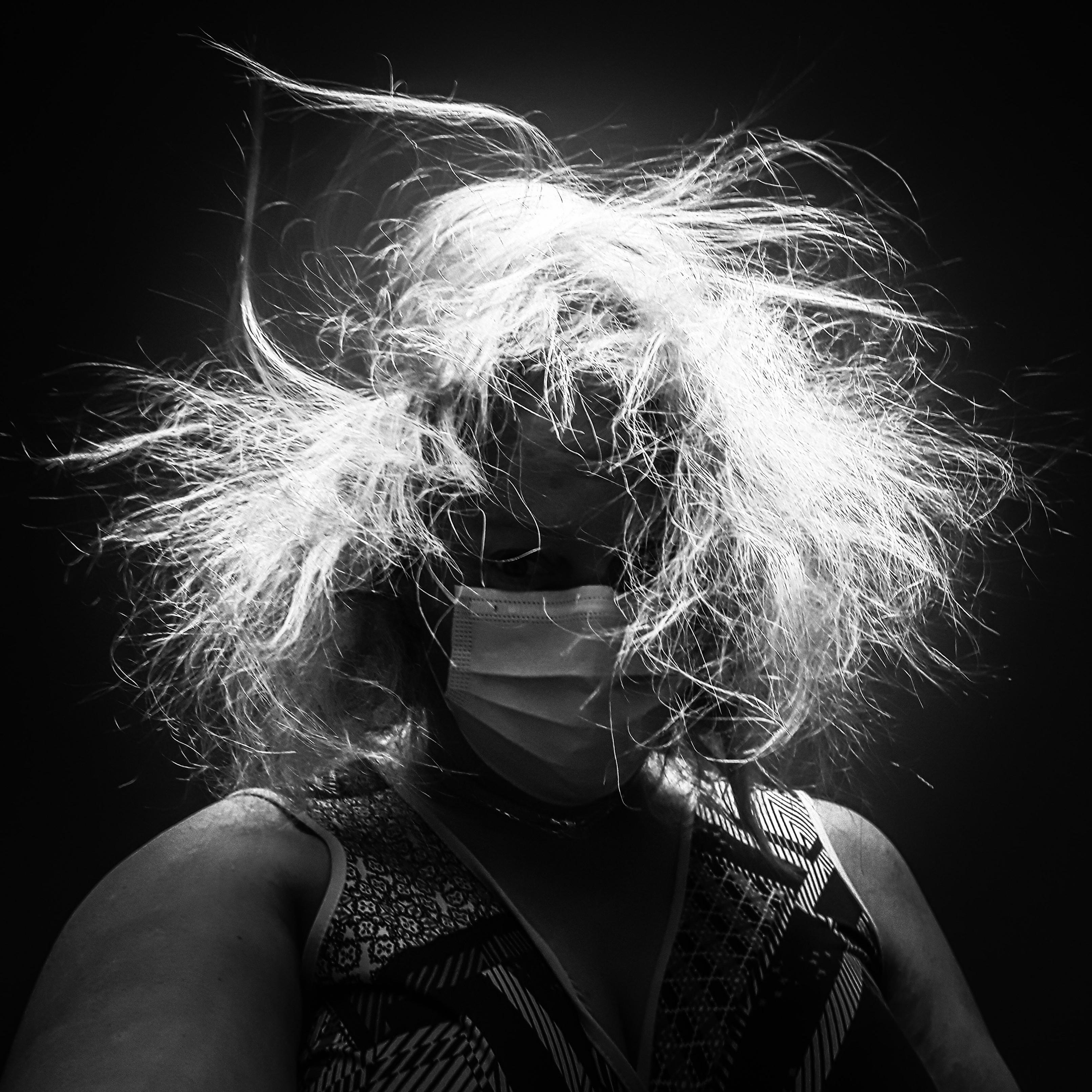 Black and White Photograph di Dee Weingarden - Panico da pandemia I non vaccinati #2