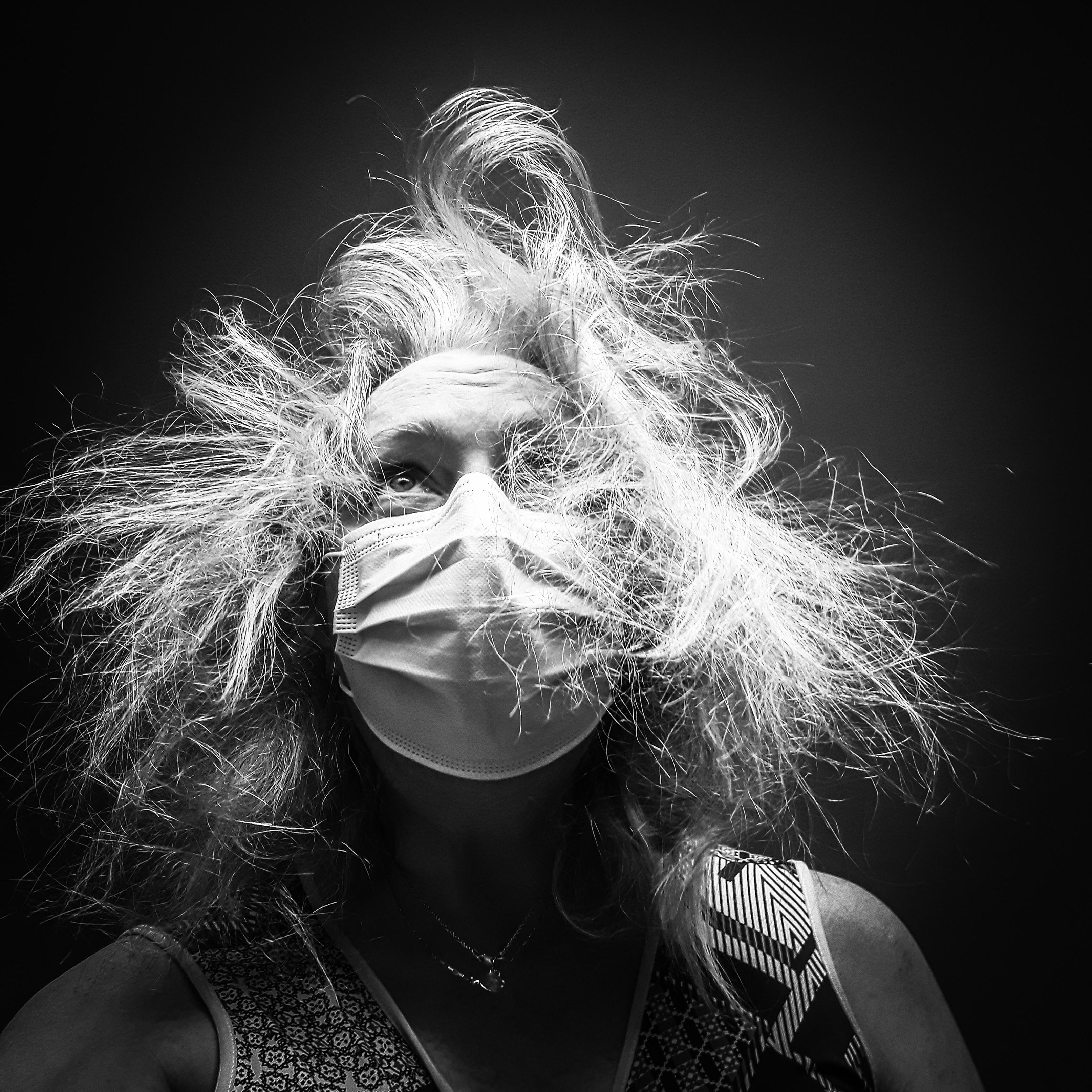 Black and White Photograph di Dee Weingarden - Panico da pandemia I non vaccinati #4