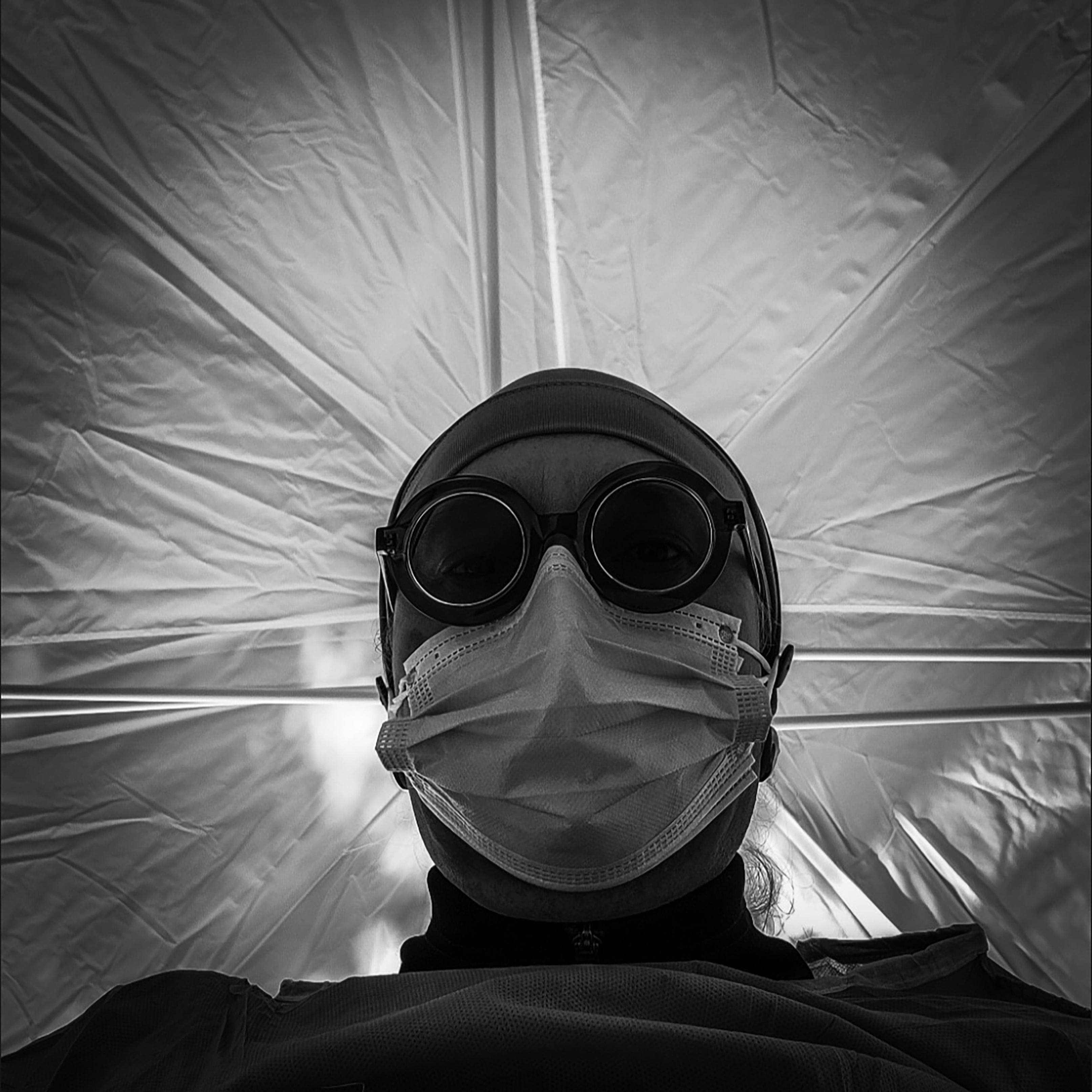 Black and White Photograph di Dee Weingarden - Panico pandemico WTF #4