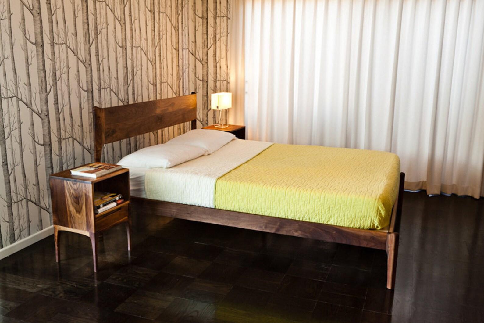 Mid-Century Modern Deeble Classic Modern Bed & Nightstand Set, Midcentury Walnut Minimalist Queen For Sale