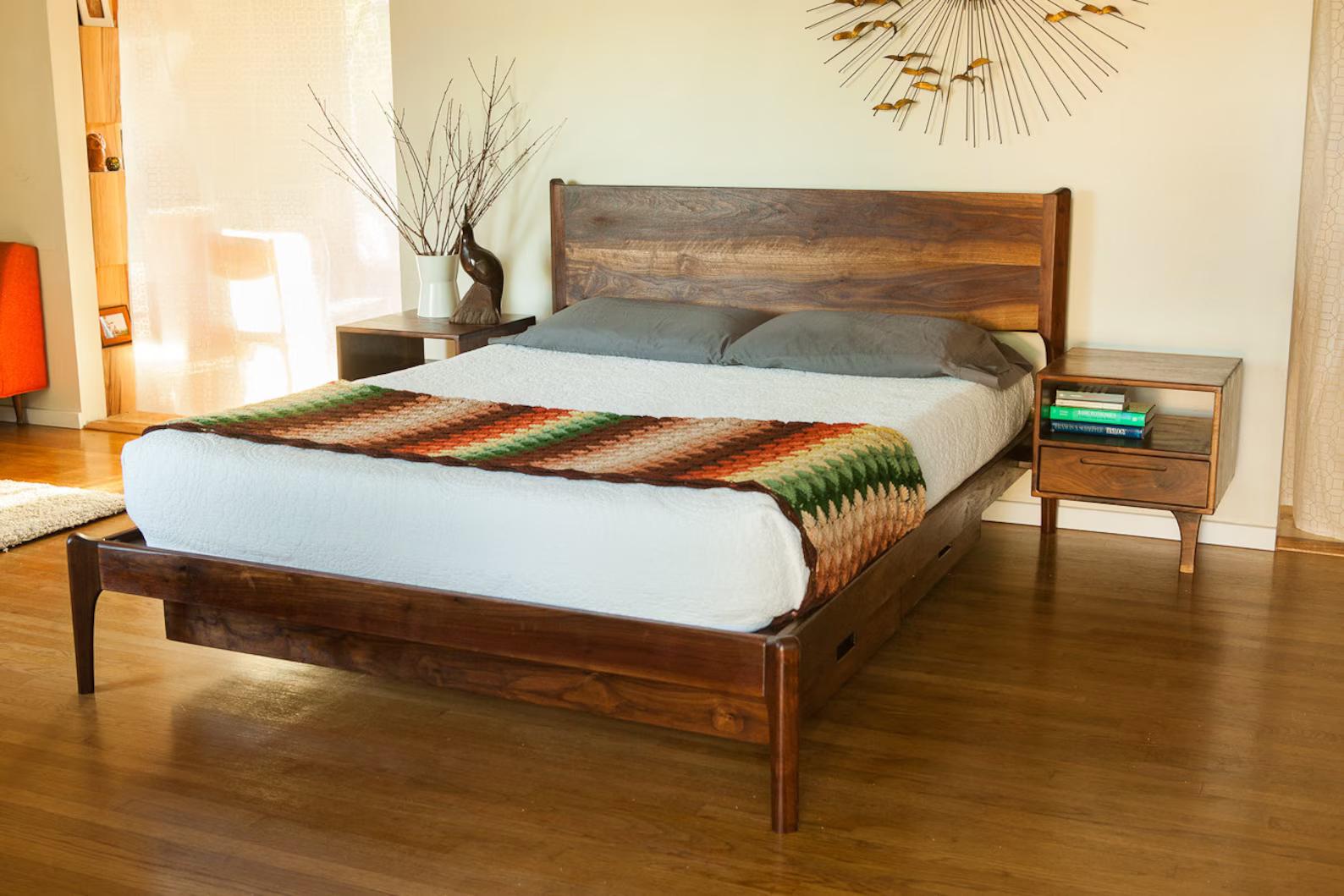 Dieses Stück wurde von meiner Wenigkeit in Long Beach entworfen und handgefertigt. Das abgebildete Bett ist aus Nussbaum, aber ich kann auf Anfrage auch andere Hölzer verwenden. Das Design ist mein eigenes, inspiriert von den skandinavischen Möbeln