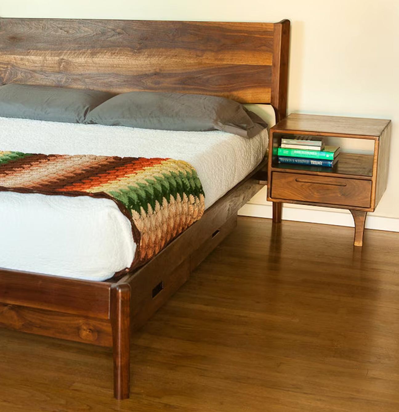 Américain Deeble Classic Modern Storage Bed & Attached Nightstand Set - Mid Century Walnut (Noyer du milieu du siècle) en vente